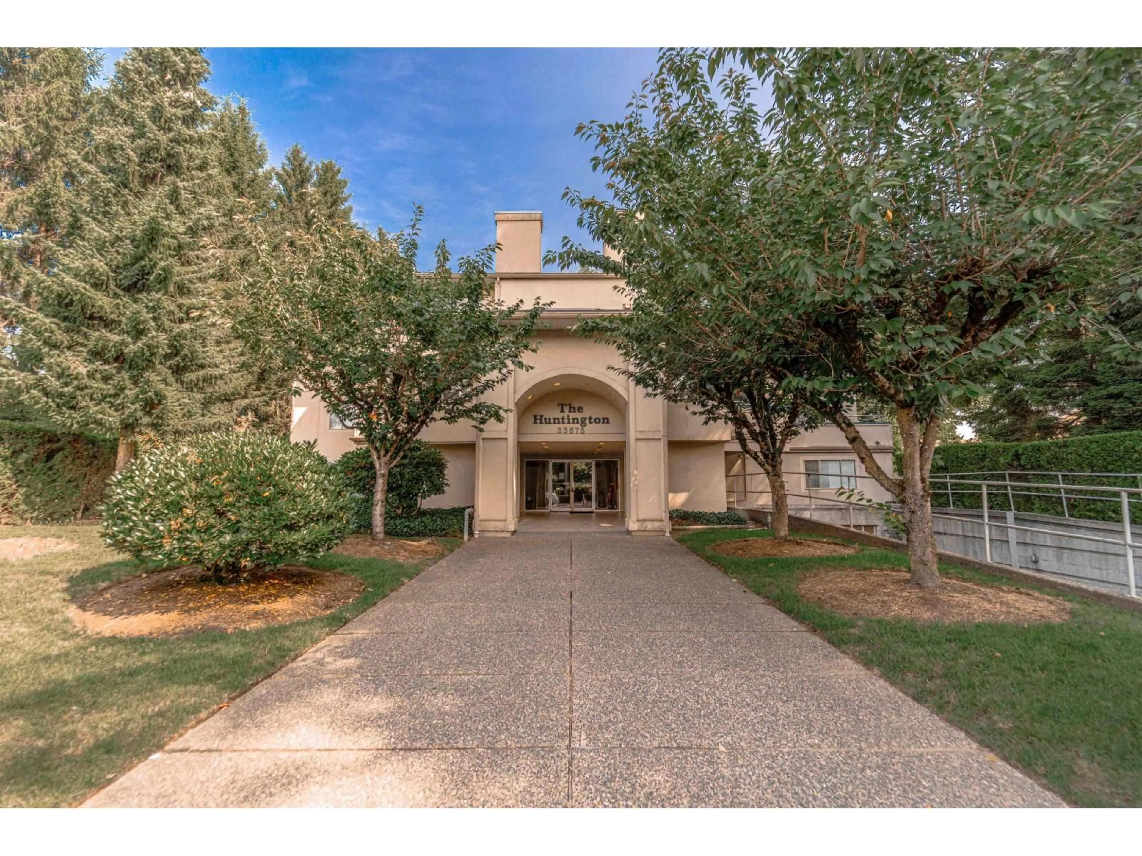 Indoor foyer for 102 - 33675 MARSHALL ROAD, Abbotsford British Columbia V2S1L4