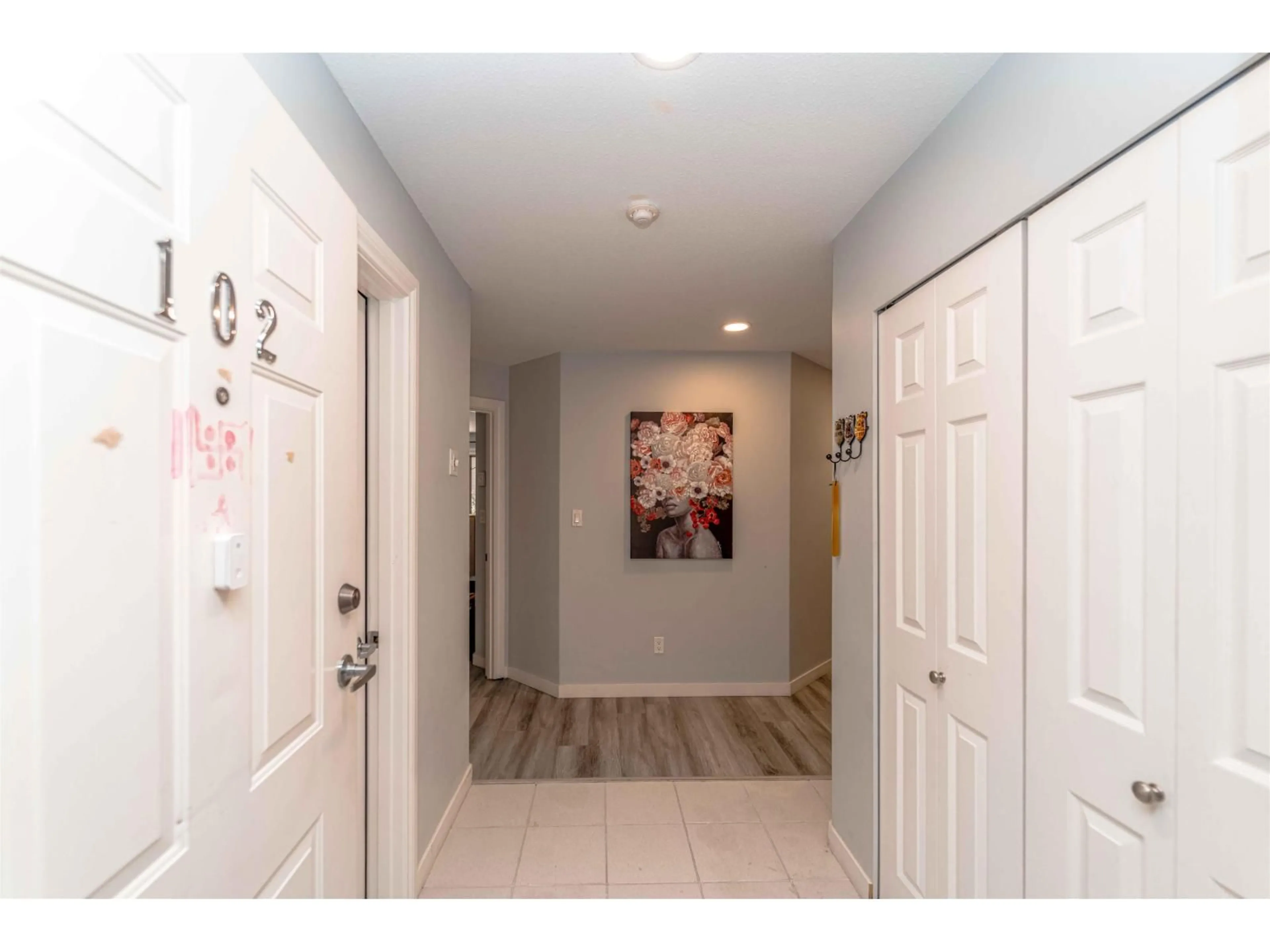 Indoor entryway for 102 - 33675 MARSHALL ROAD, Abbotsford British Columbia V2S1L4
