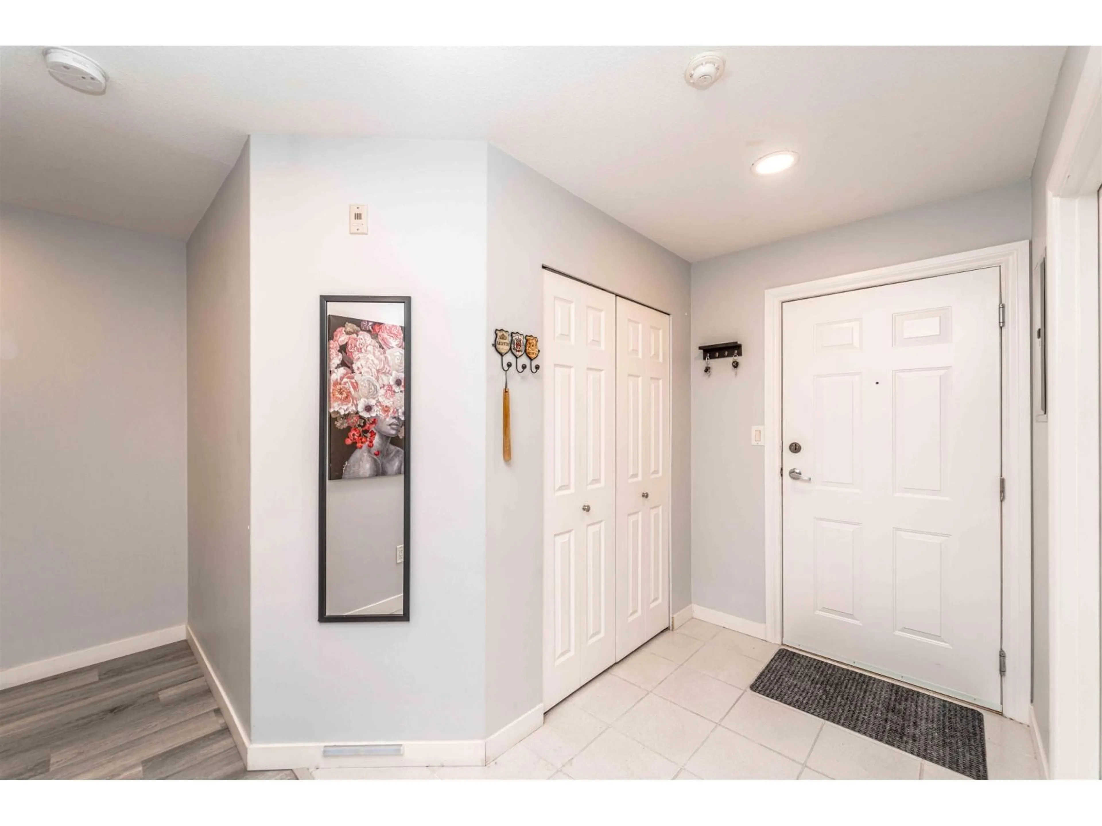 Indoor entryway for 102 - 33675 MARSHALL ROAD, Abbotsford British Columbia V2S1L4