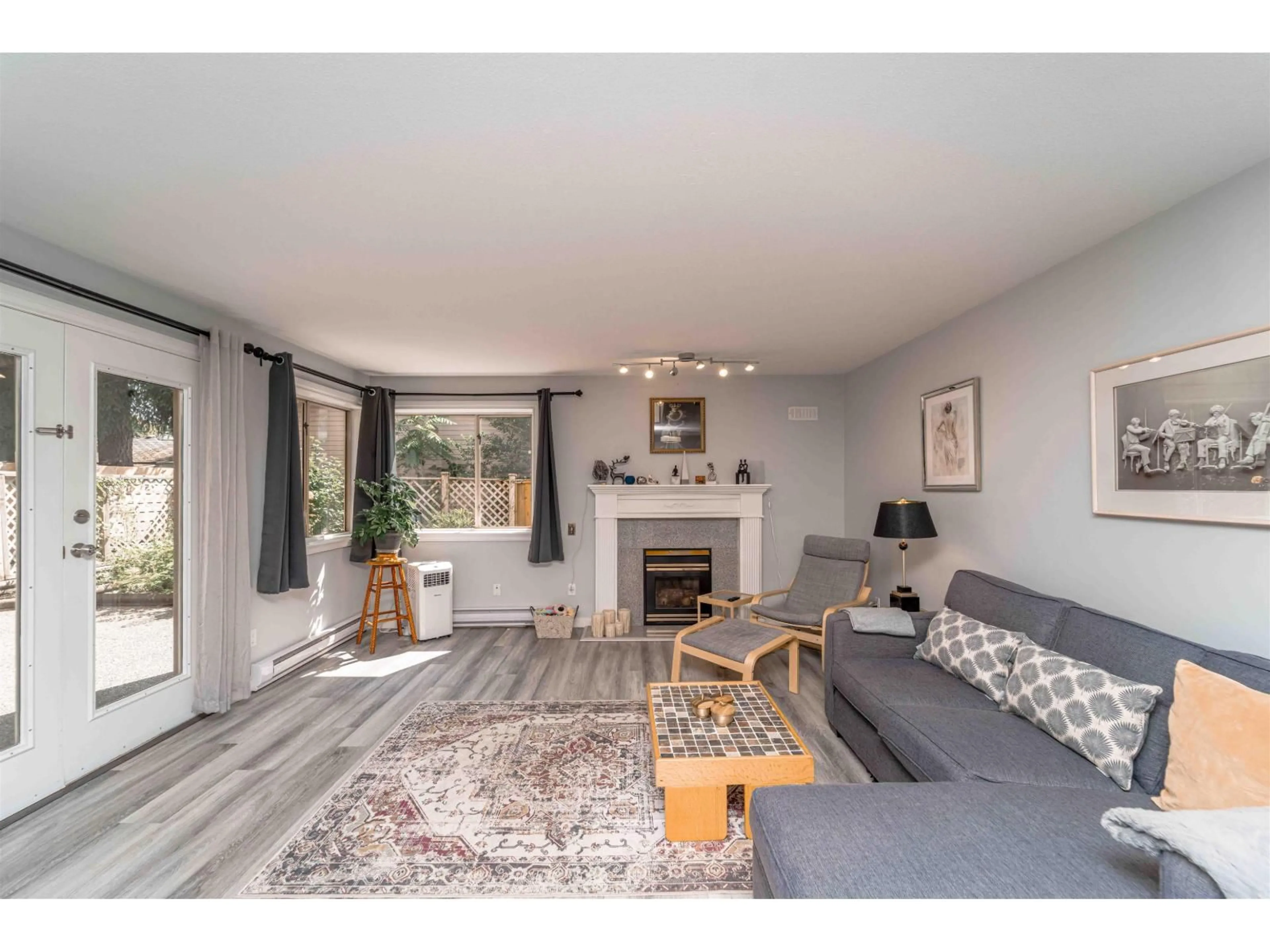 Living room with furniture, wood/laminate floor for 102 - 33675 MARSHALL ROAD, Abbotsford British Columbia V2S1L4