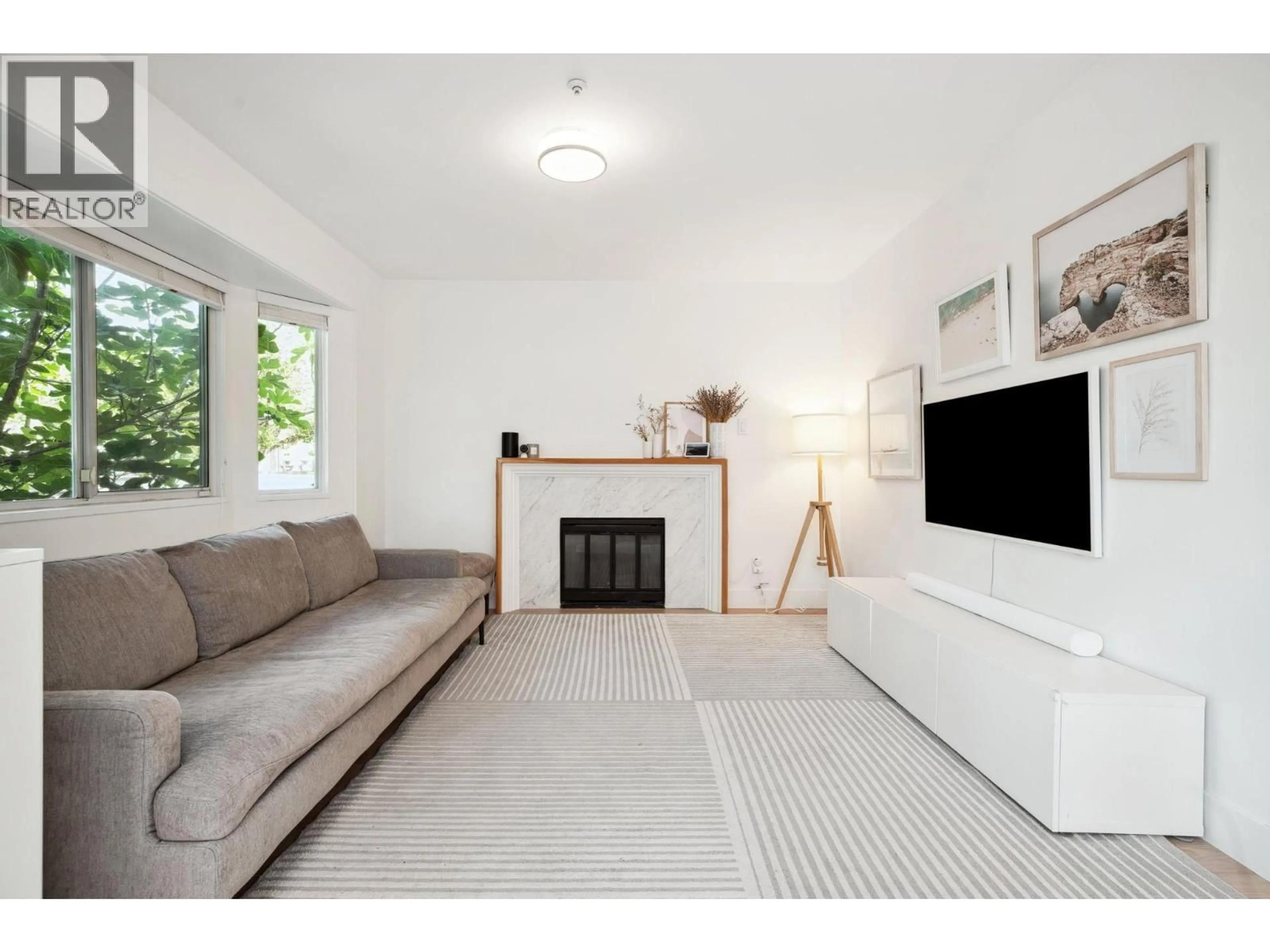 Living room with furniture, unknown for 5921 ONTARIO STREET, Vancouver British Columbia V5W2M1