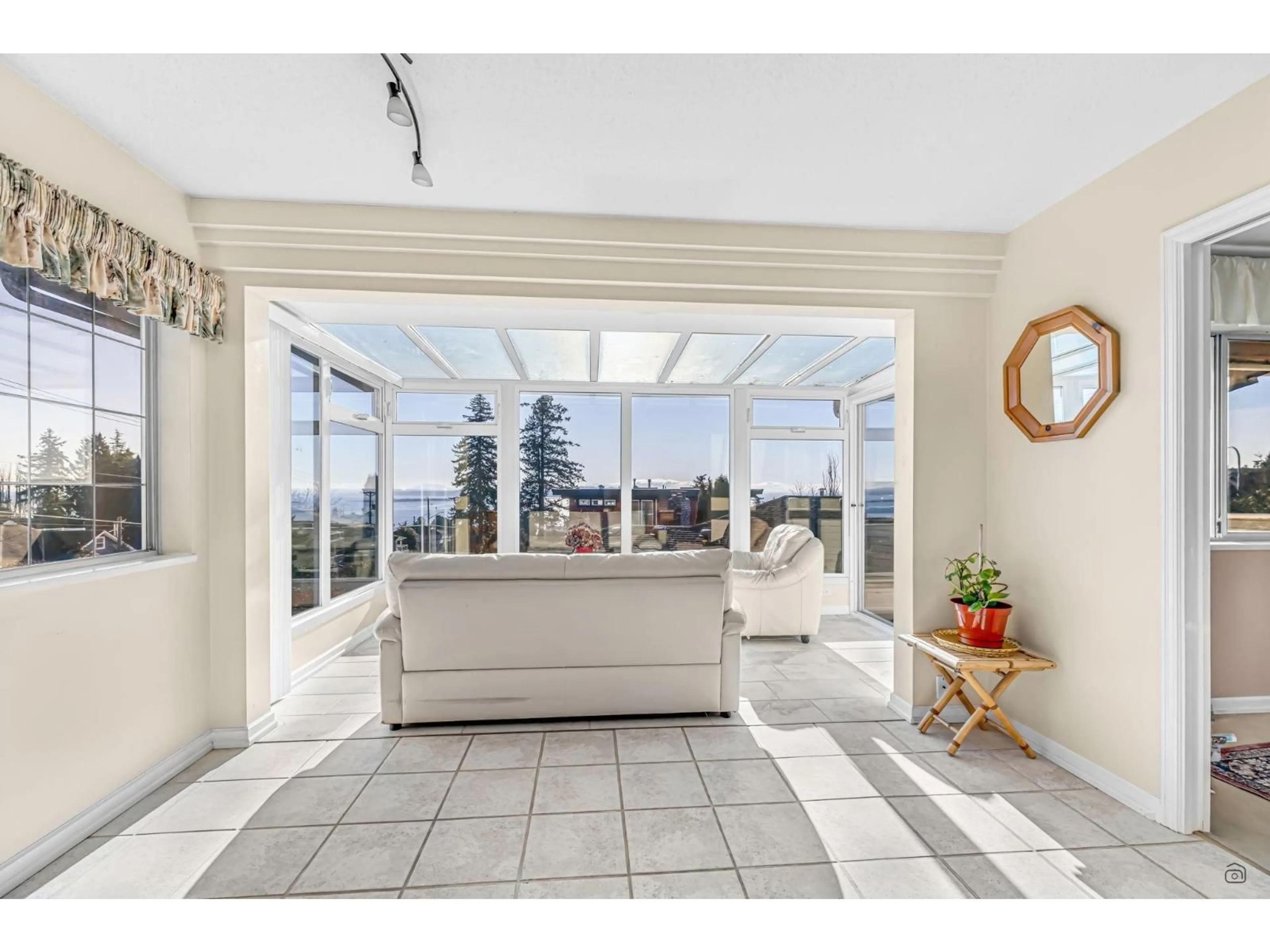 Indoor foyer for 1191 FINLAY STREET, White Rock British Columbia V4B4K9