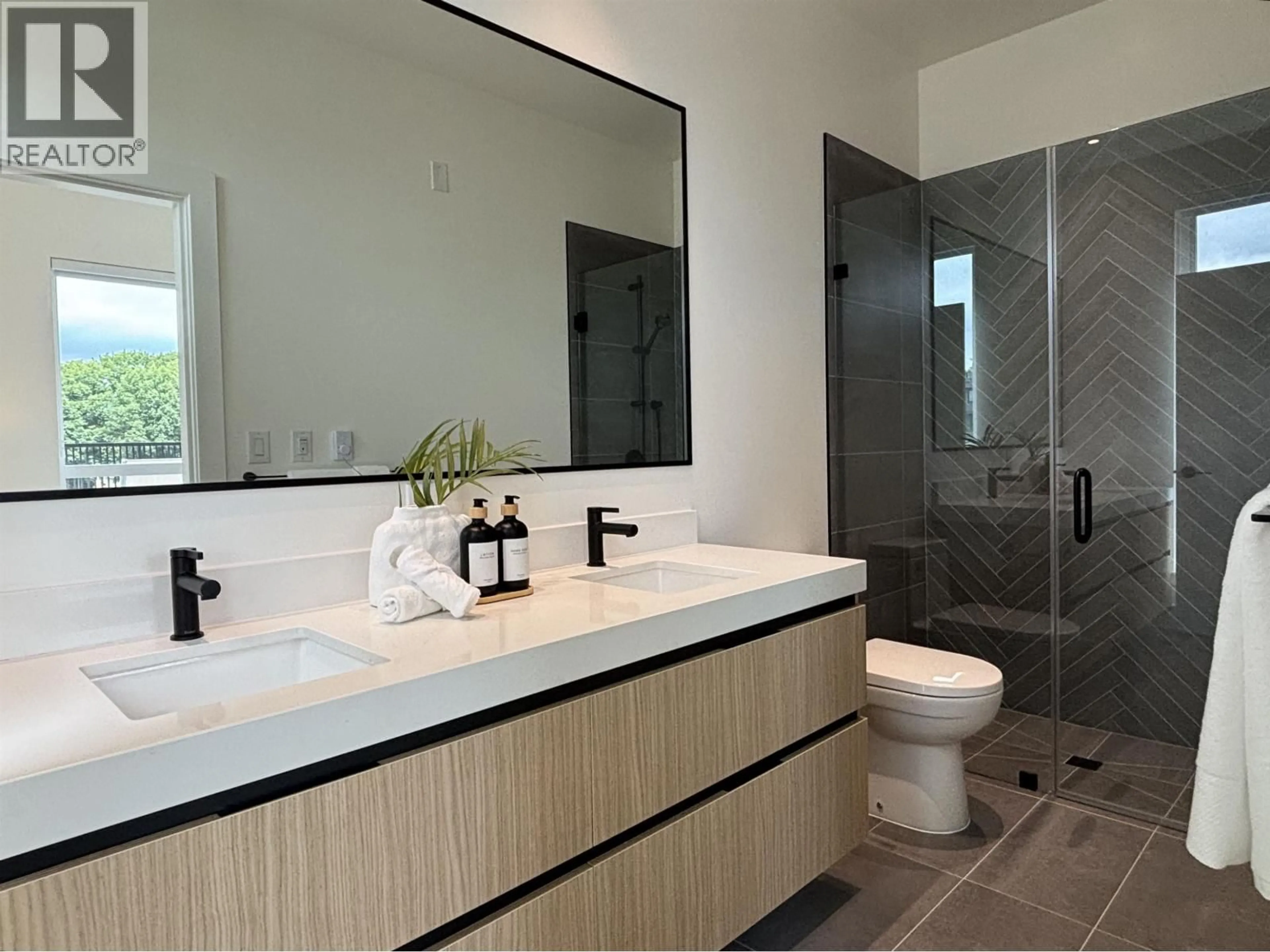 Contemporary bathroom, ceramic/tile floor for 601 - 2235 BROADWAY, Vancouver British Columbia V5N0J5