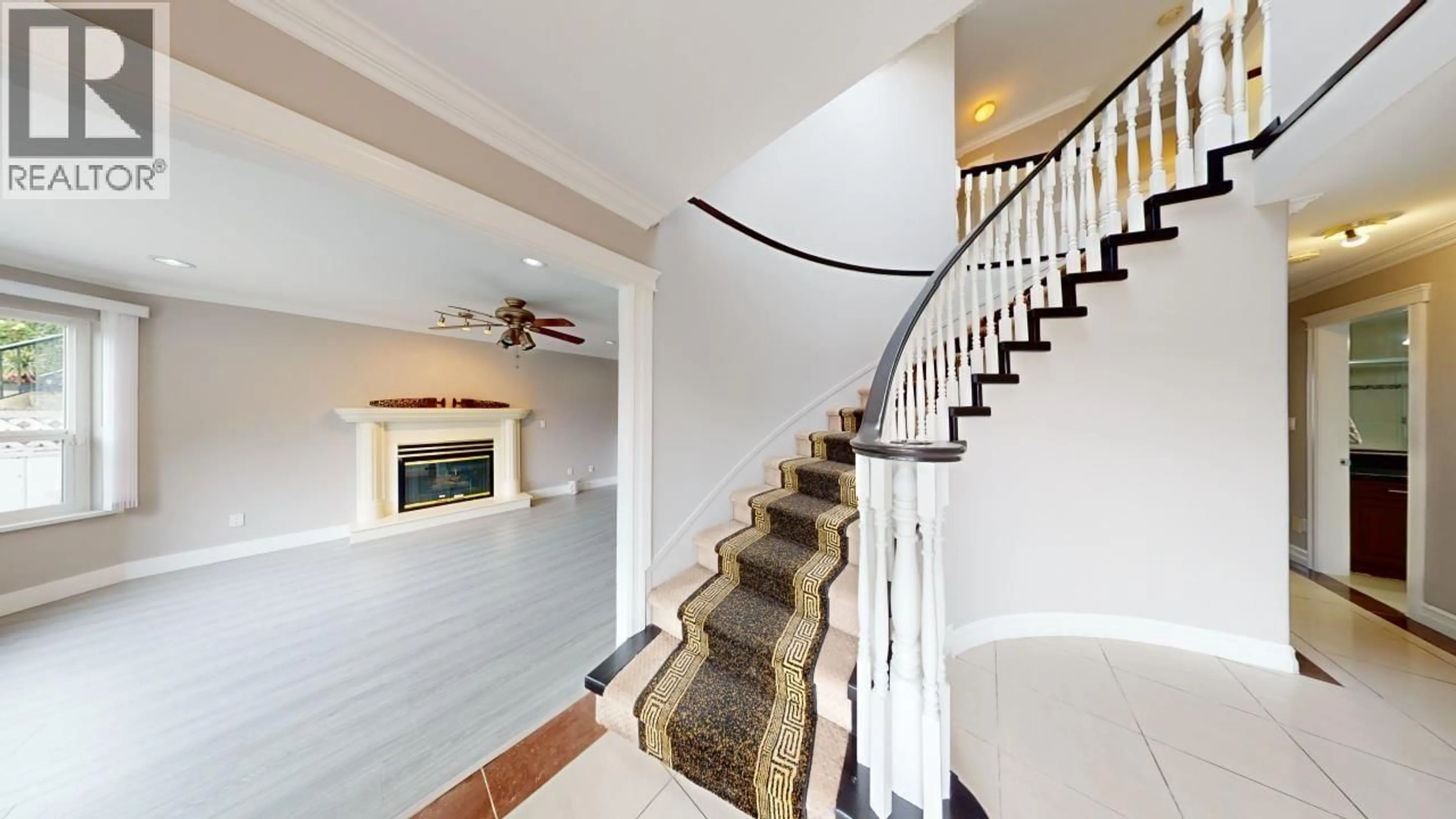 Indoor foyer for 7563 CARIBOO ROAD, Burnaby British Columbia V3N4X2