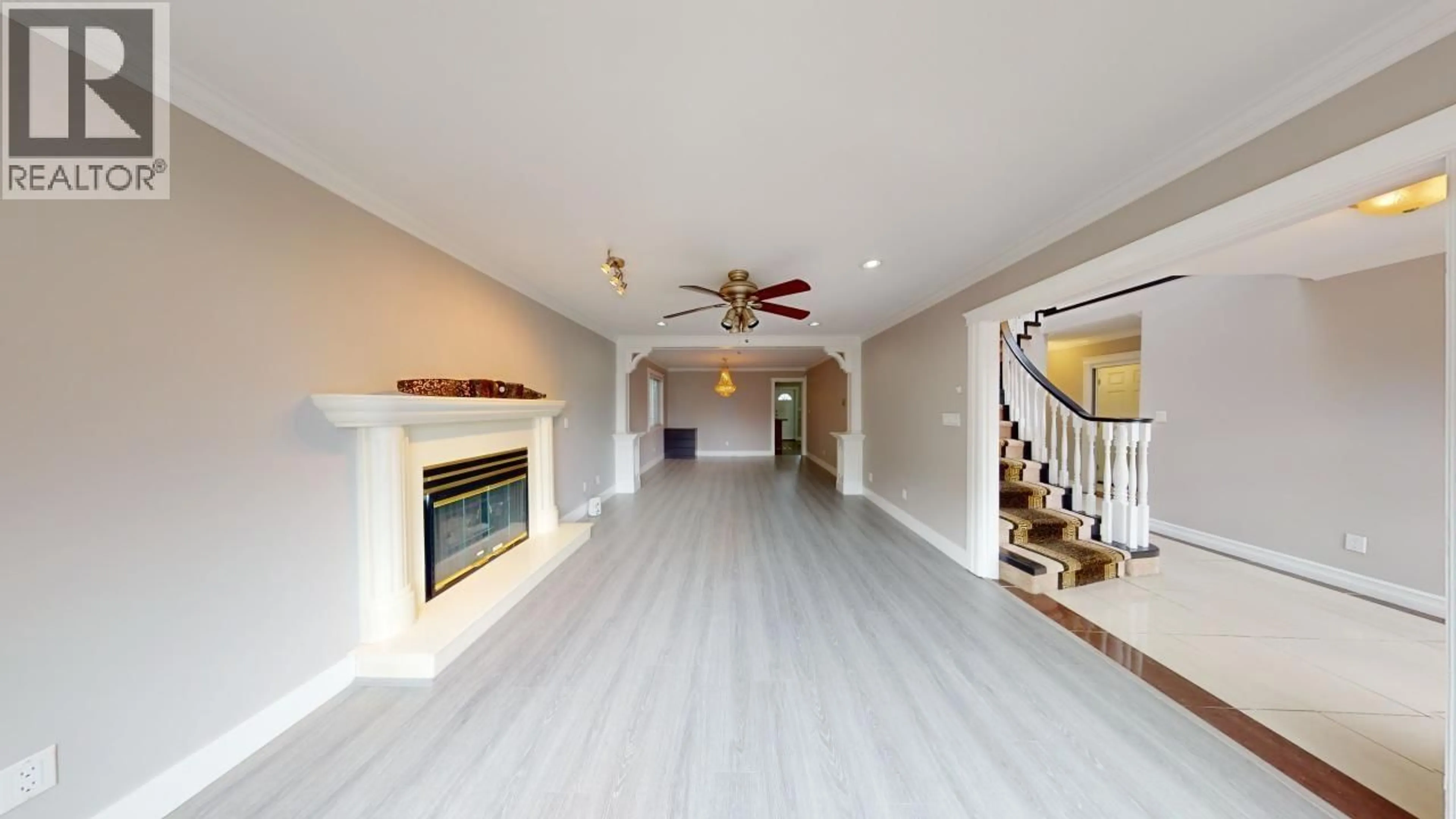 Indoor foyer for 7563 CARIBOO ROAD, Burnaby British Columbia V3N4X2