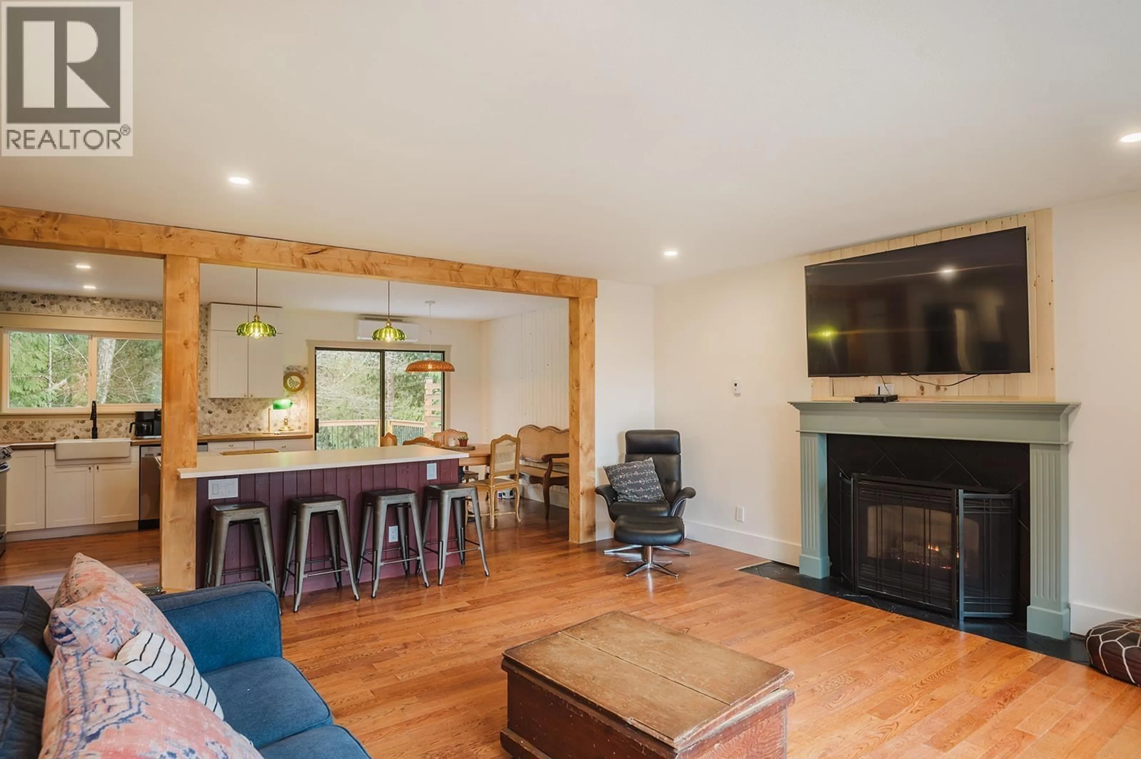 Living room with furniture, wood/laminate floor for 1453 DAVIDSON ROAD, Gibsons British Columbia V0N1V6