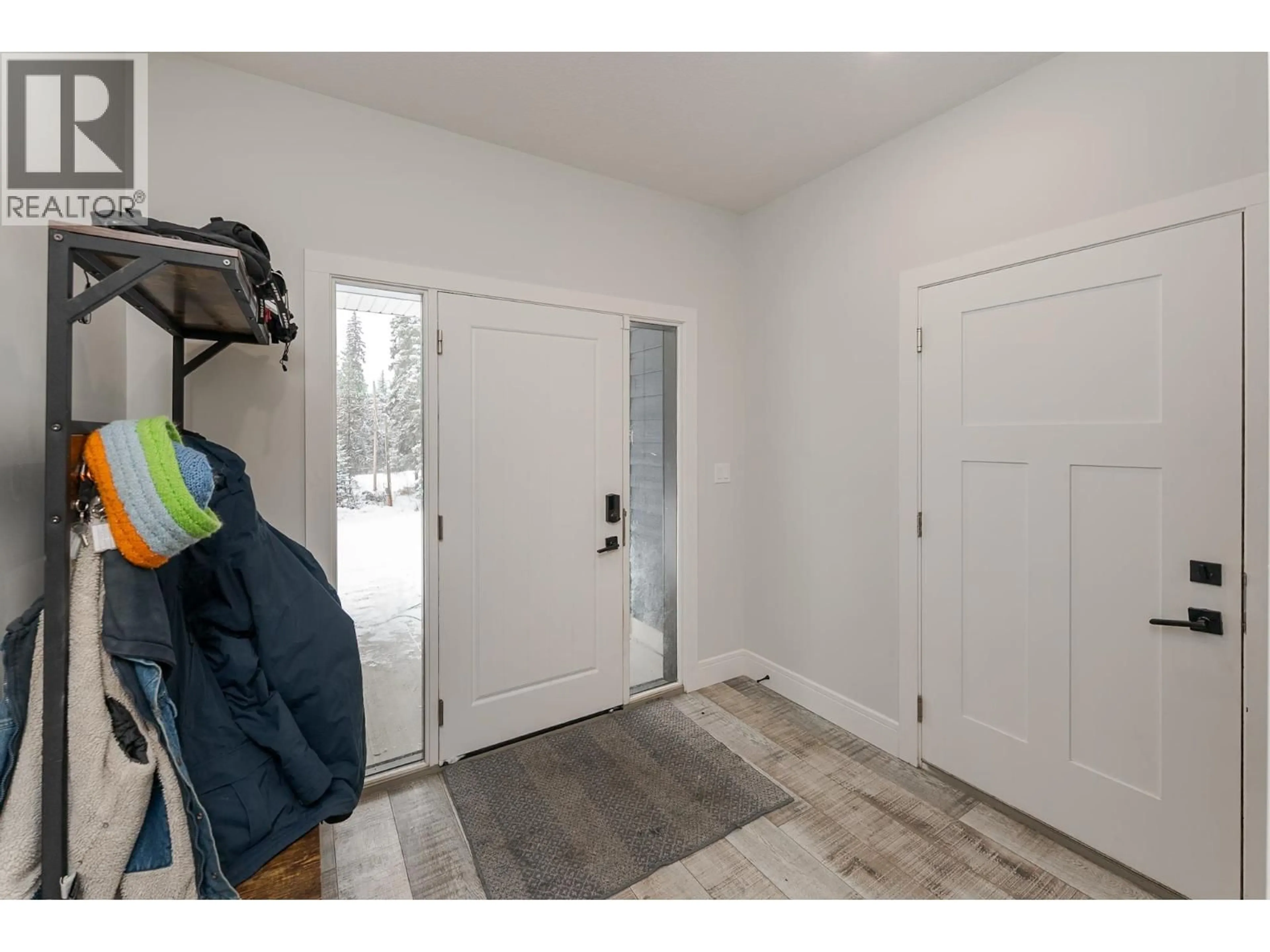 Indoor entryway for 3350 HILLSIDE DRIVE, Prince George British Columbia V2K4Y6