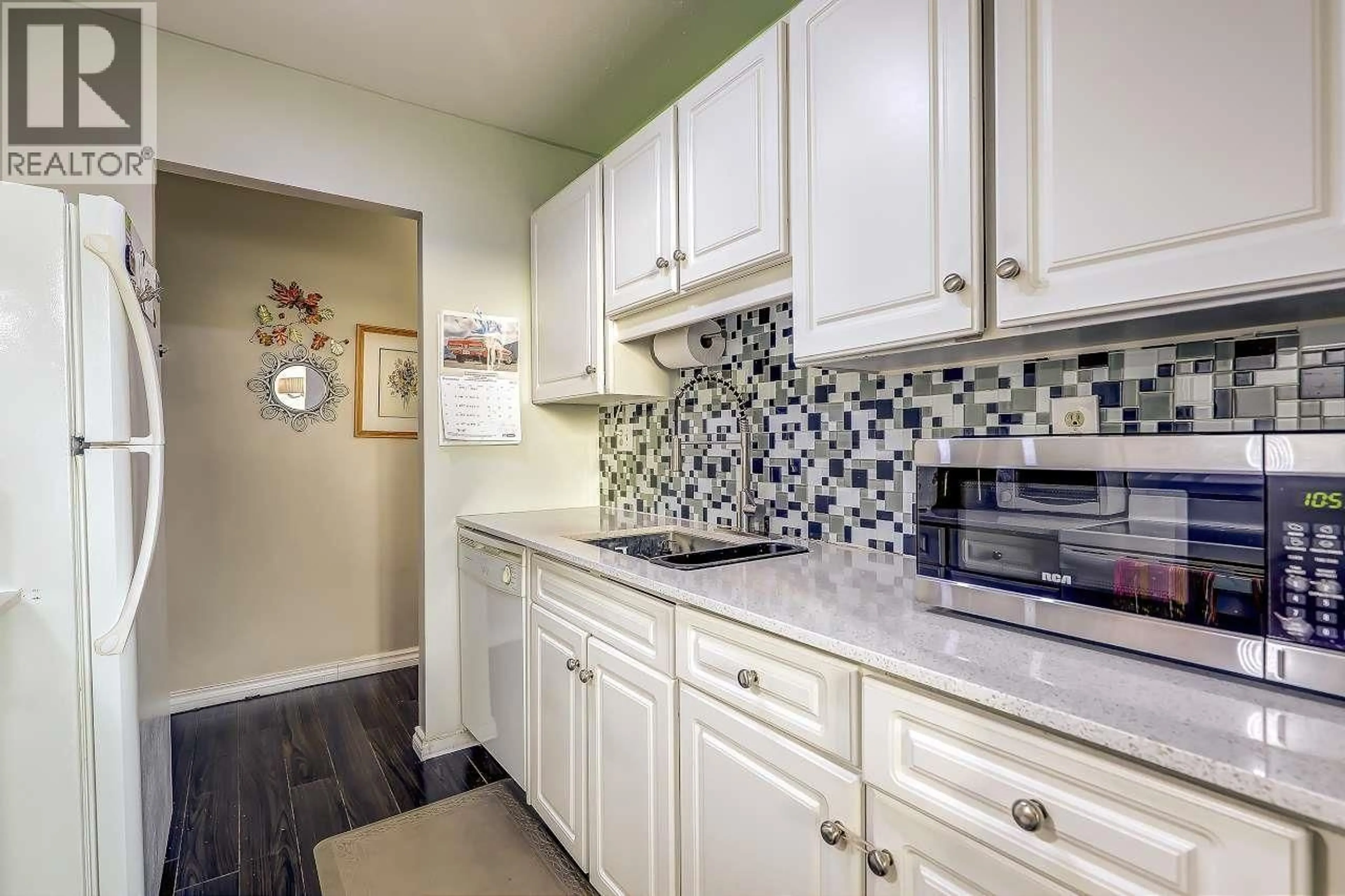 Standard kitchen, ceramic/tile floor for 906 - 620 SEVENTH AVENUE, New Westminster British Columbia V3M5T6