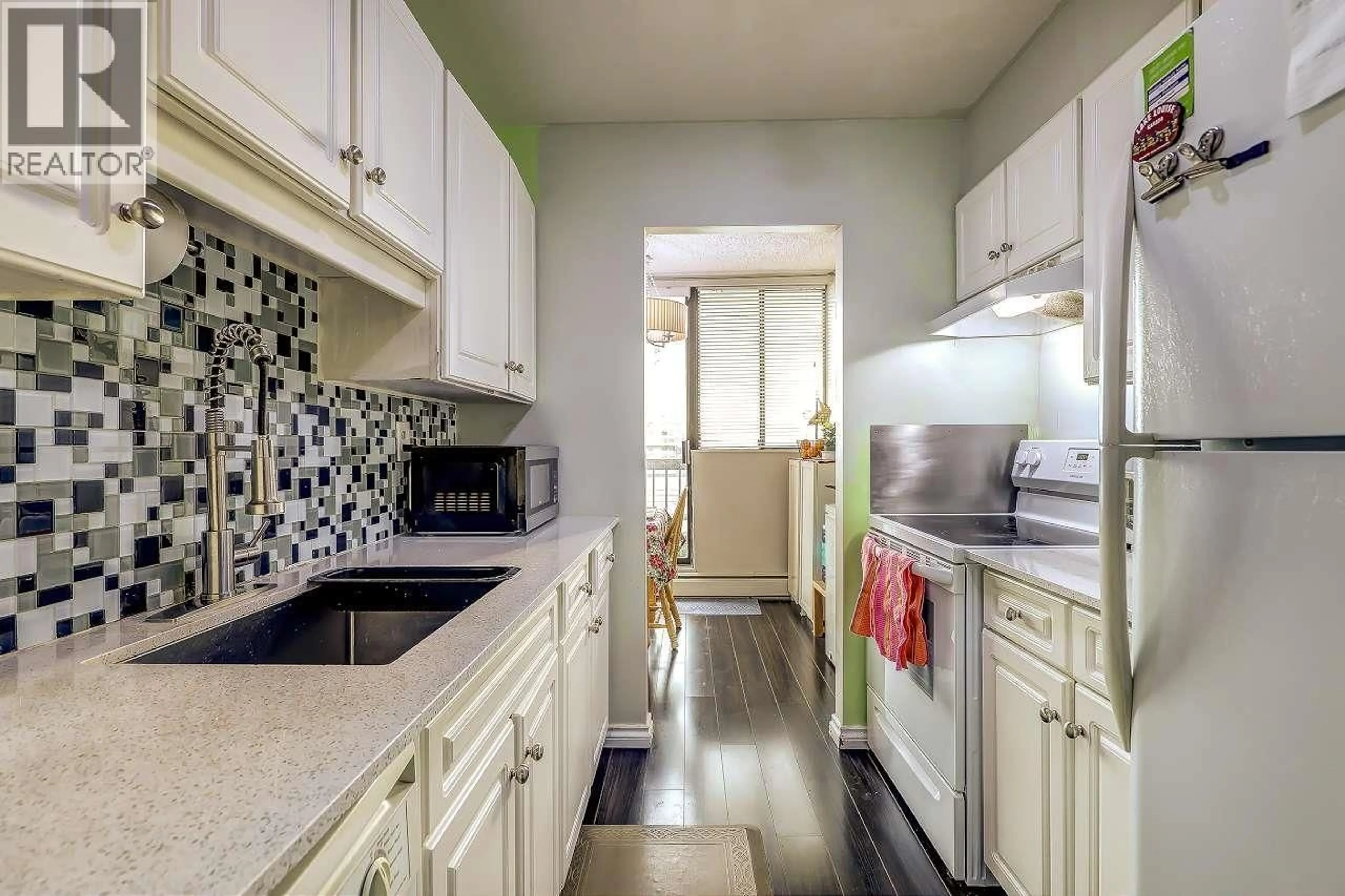 Standard kitchen, ceramic/tile floor for 906 - 620 SEVENTH AVENUE, New Westminster British Columbia V3M5T6