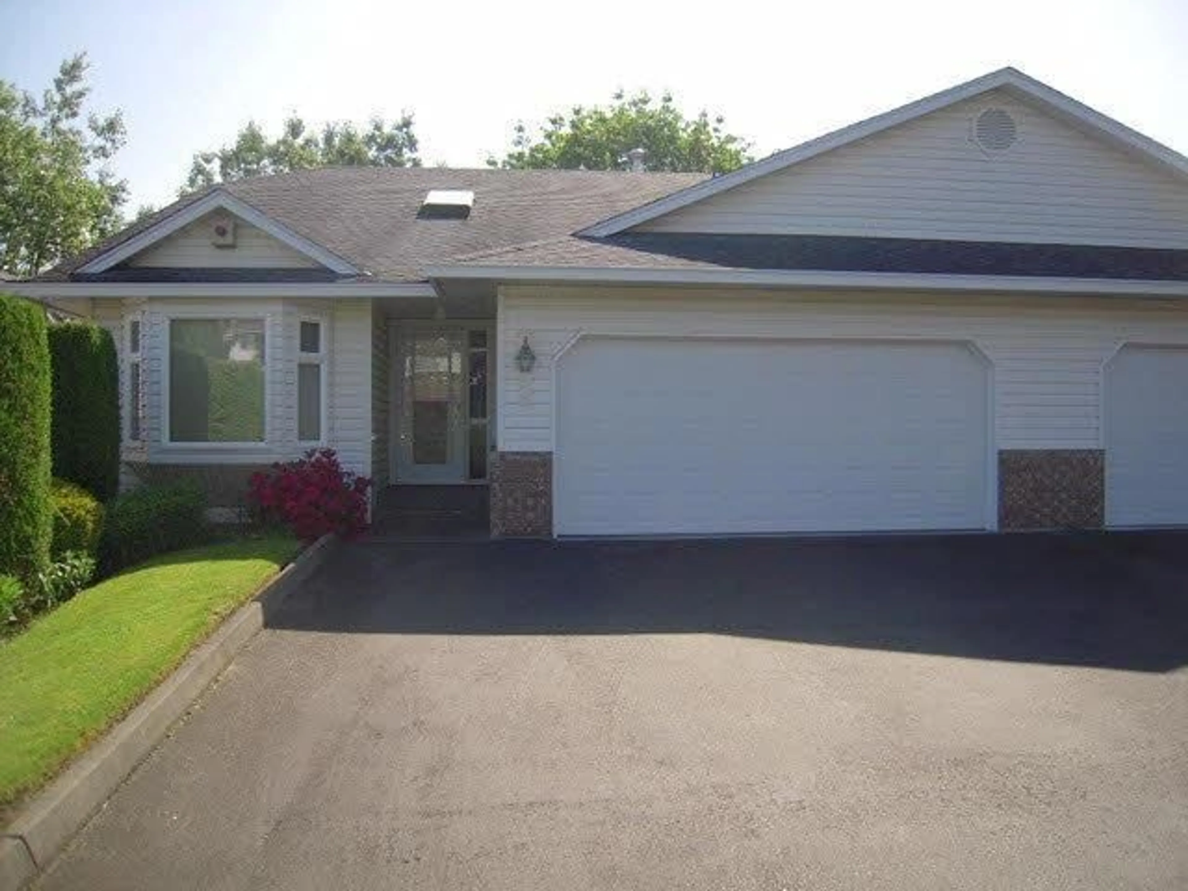 Home with vinyl exterior material, street for 9 - 3054 TRAFALGAR STREET, Abbotsford British Columbia V2S7X6