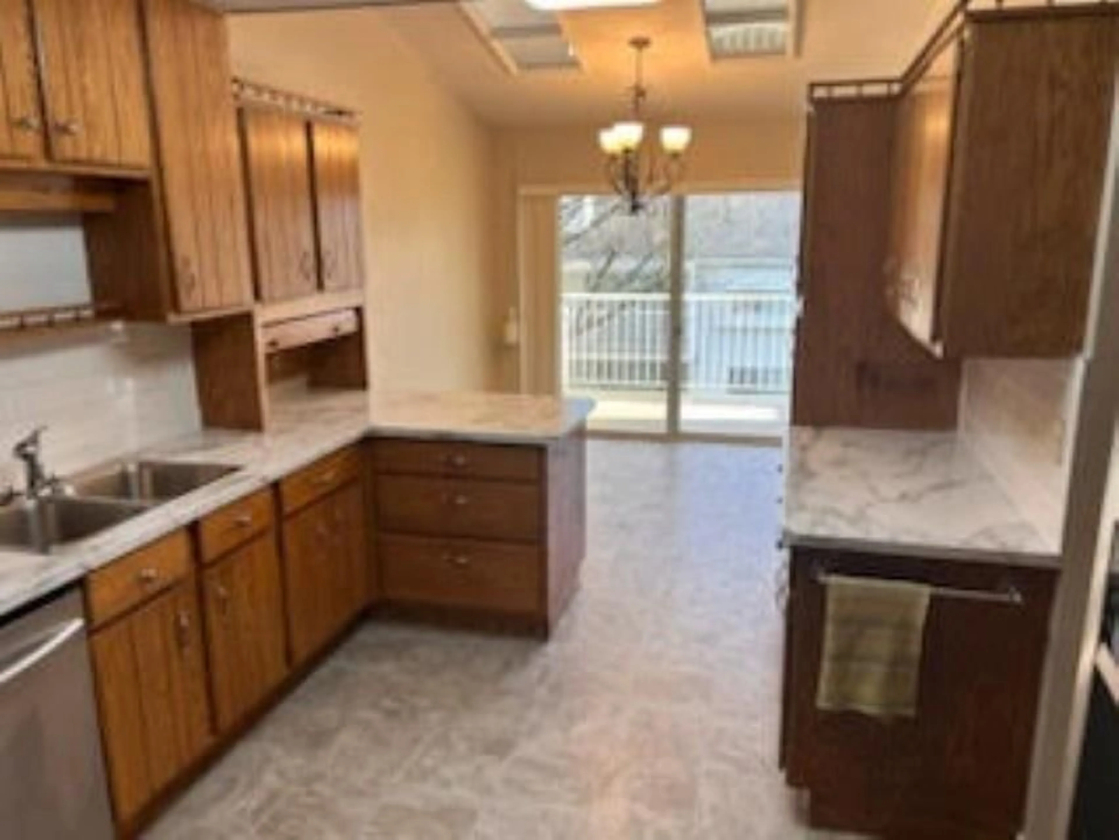 Standard kitchen, ceramic/tile floor for 9 - 3054 TRAFALGAR STREET, Abbotsford British Columbia V2S7X6