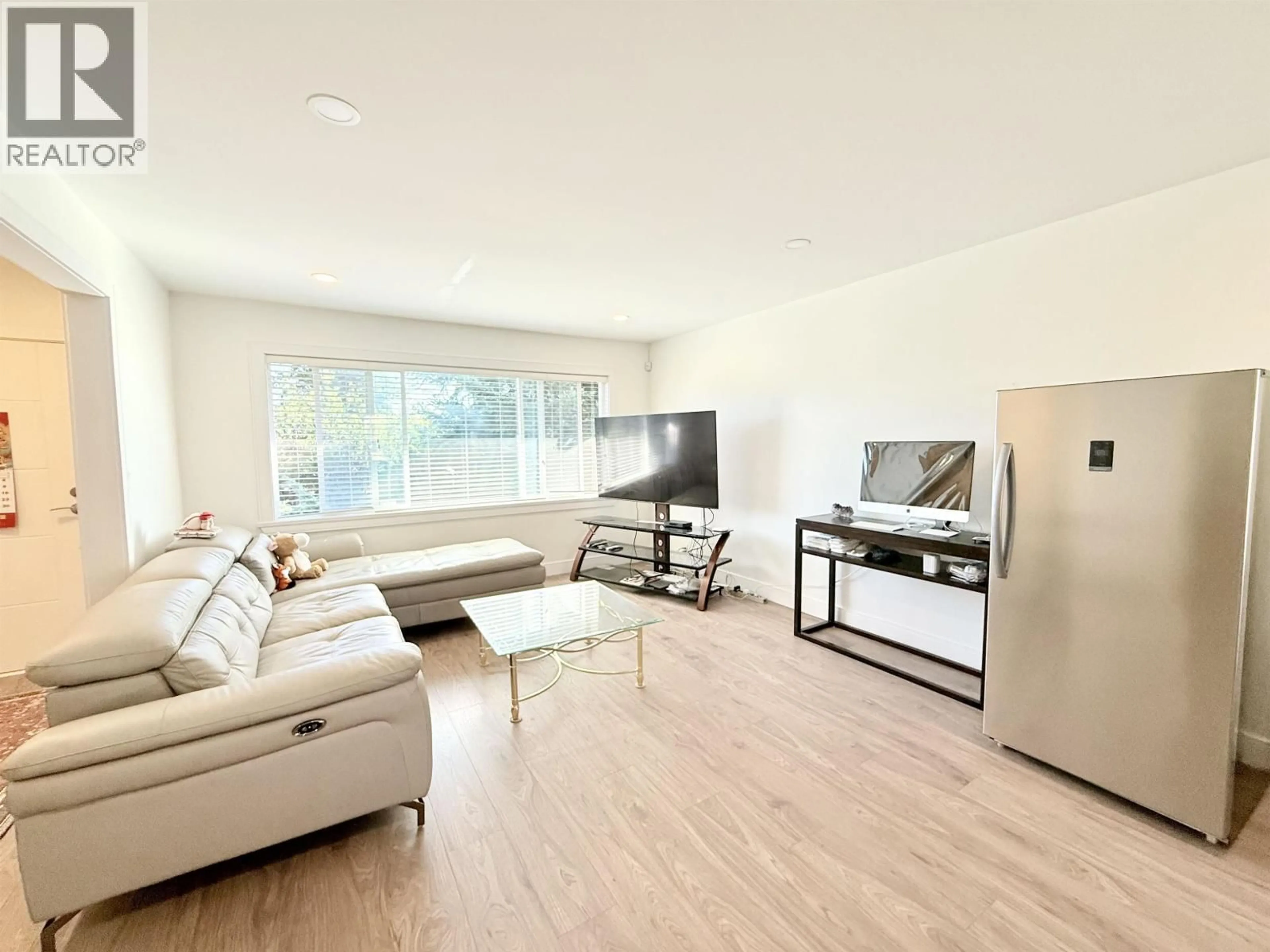 Living room with furniture, unknown for 7779 ELFORD STREET, Burnaby British Columbia V3N4B6