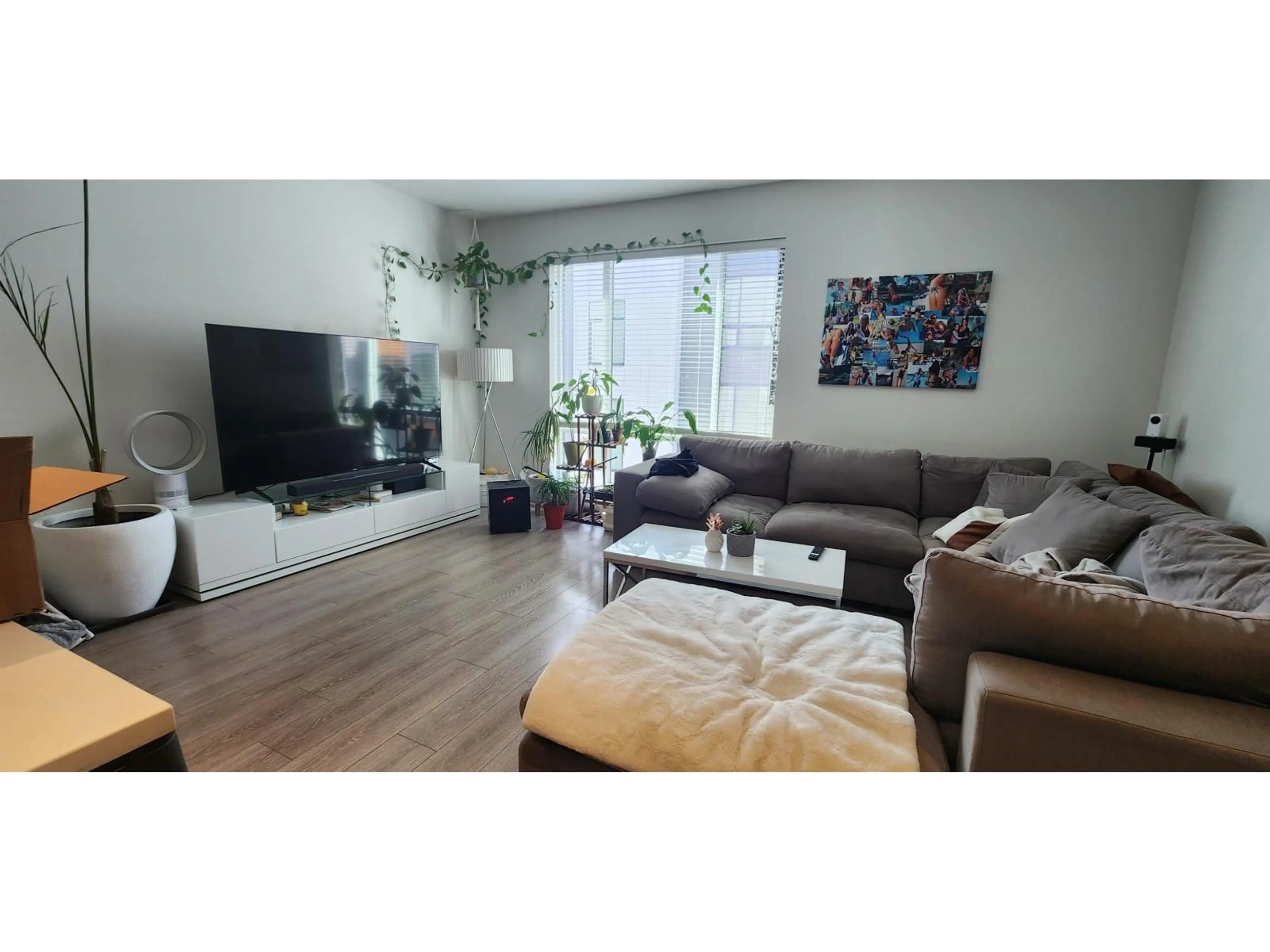 Living room with furniture, wood/laminate floor for 140 - 16433 19 AVENUE, Surrey British Columbia V3Z0Z1