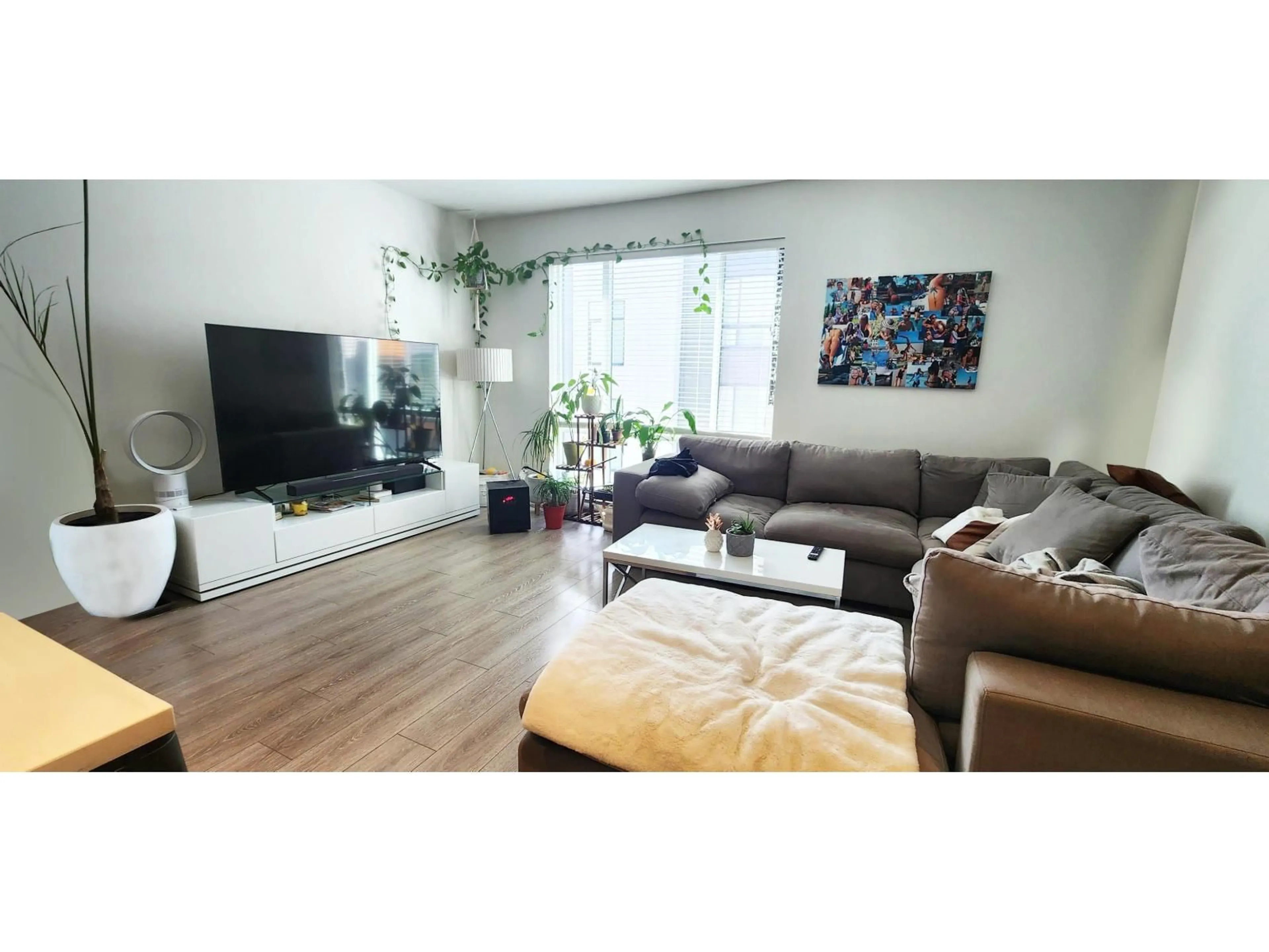 Living room with furniture, wood/laminate floor for 140 - 16433 19 AVENUE, Surrey British Columbia V3Z0Z1
