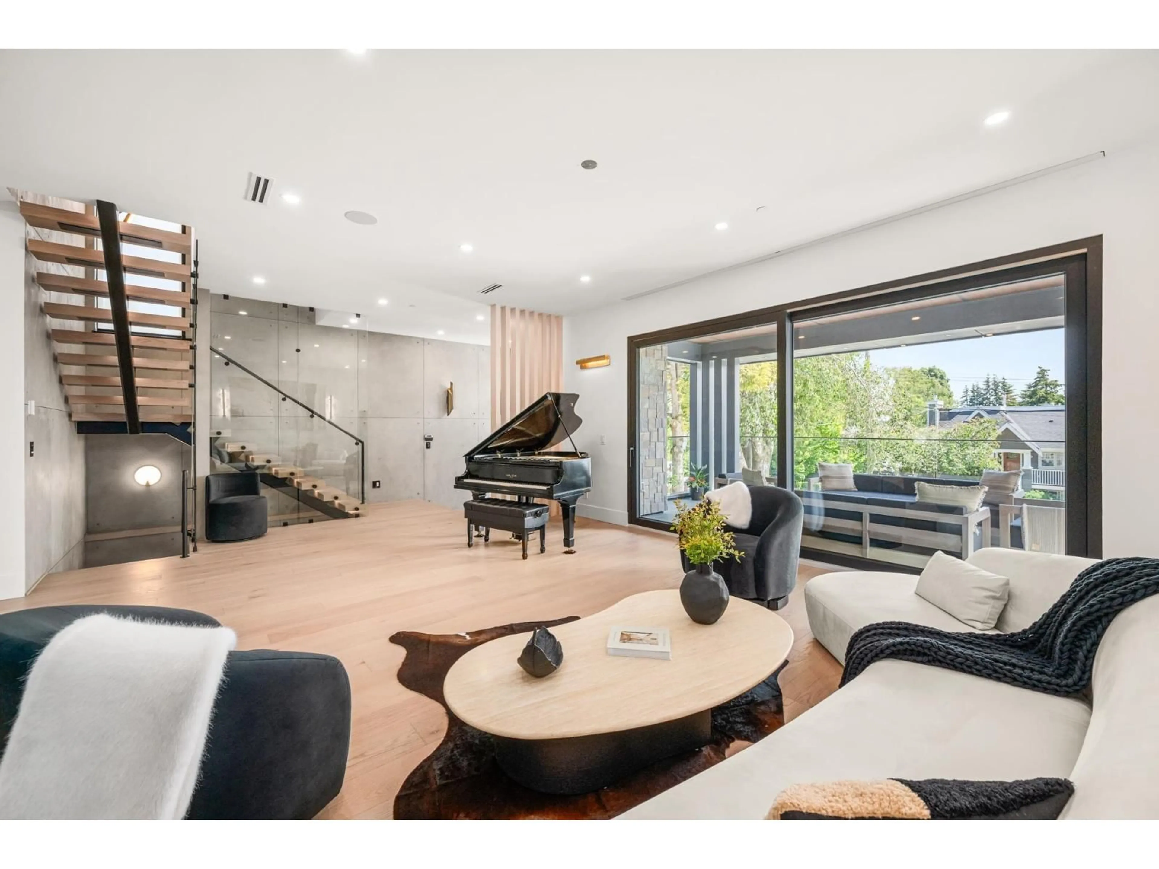 Living room with furniture, unknown for 1265 KENT STREET, White Rock British Columbia V4B4T6