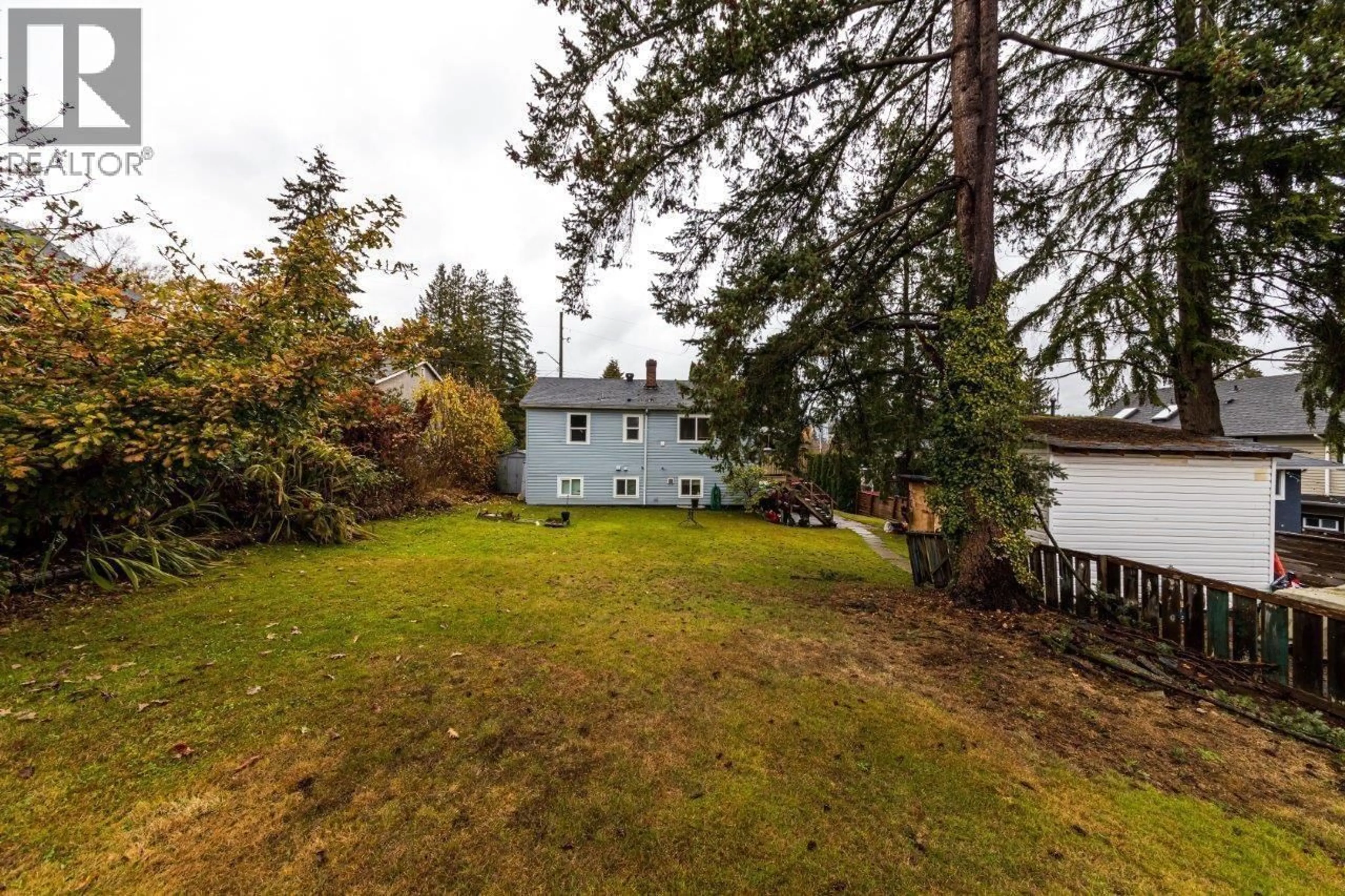 A pic from outside/outdoor area/front of a property/back of a property/a pic from drone, forest/trees view for 320 HOLMES STREET, New Westminster British Columbia V3L4X5