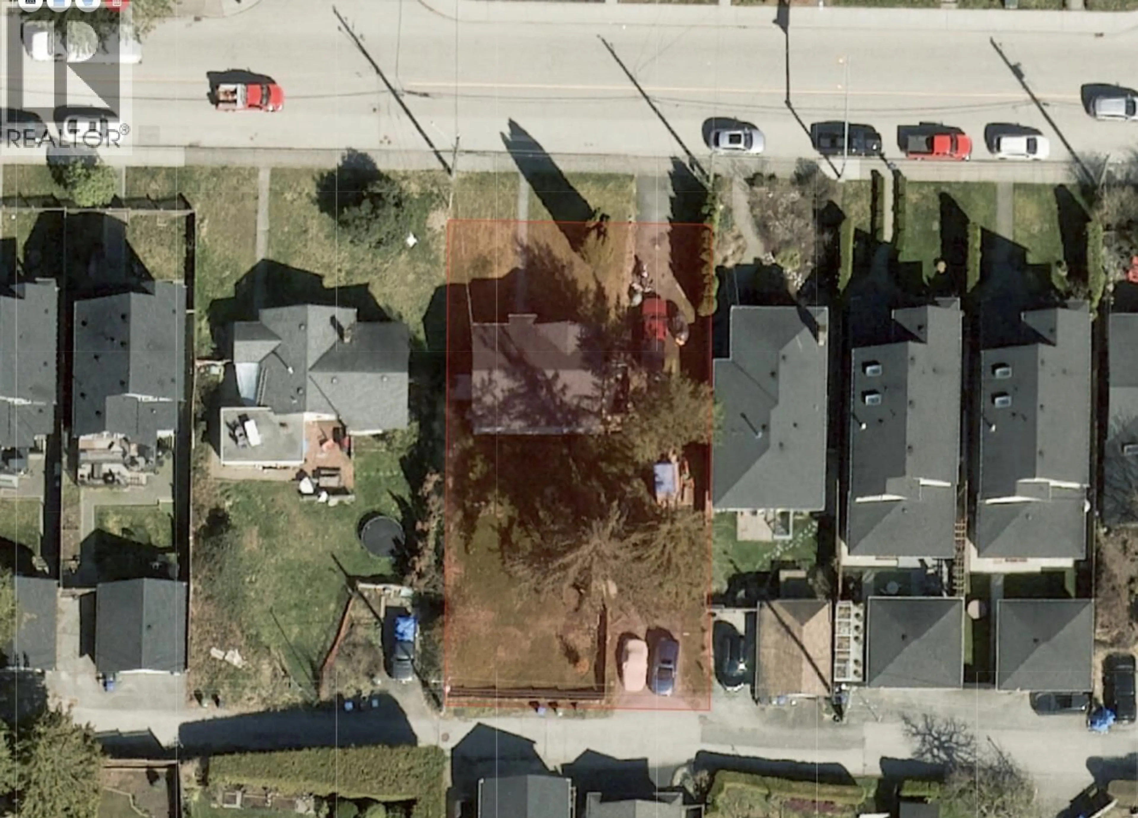 A pic from outside/outdoor area/front of a property/back of a property/a pic from drone, street for 320 HOLMES STREET, New Westminster British Columbia V3L4X5