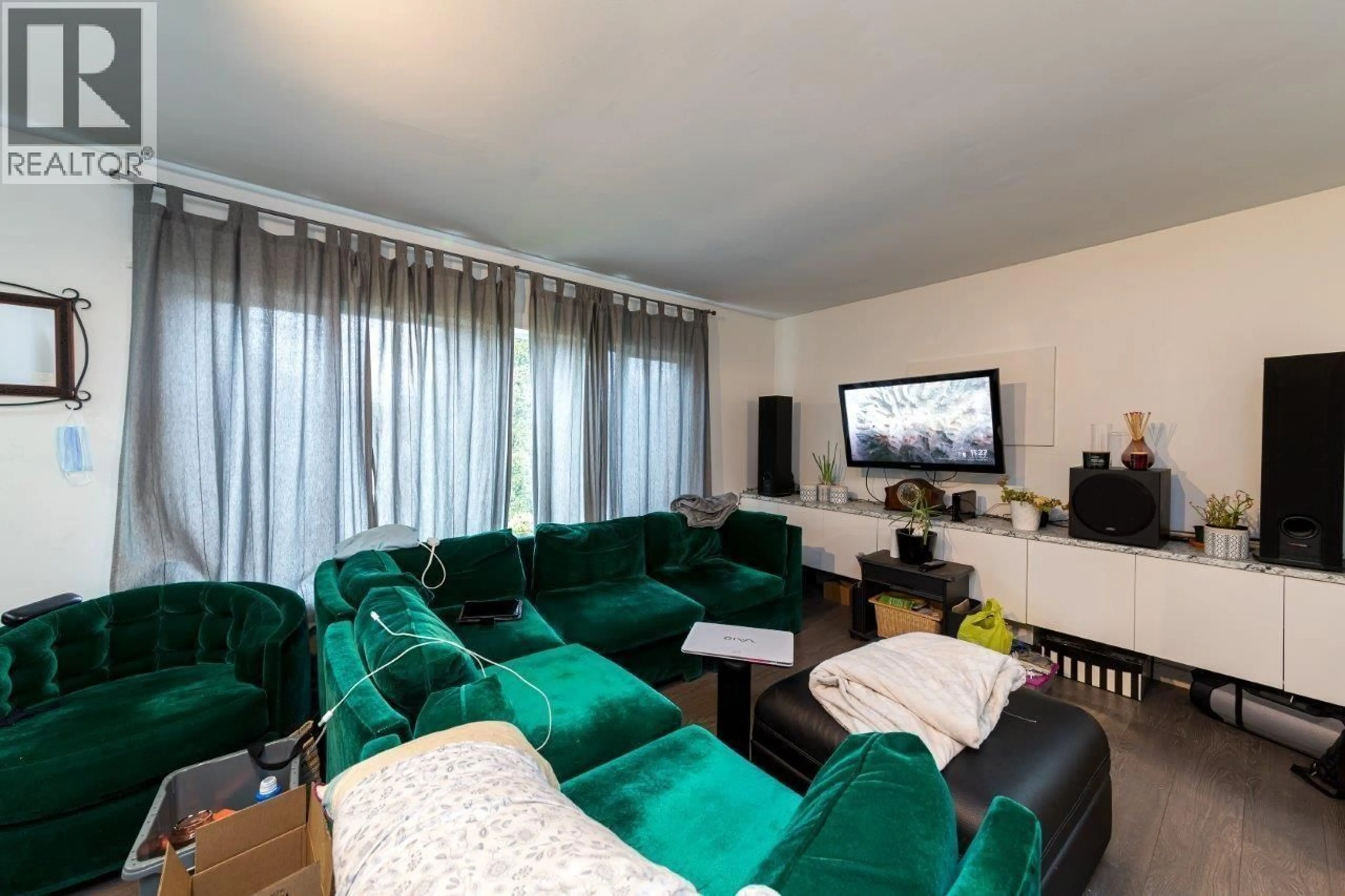 Living room with furniture, unknown for 320 HOLMES STREET, New Westminster British Columbia V3L4X5