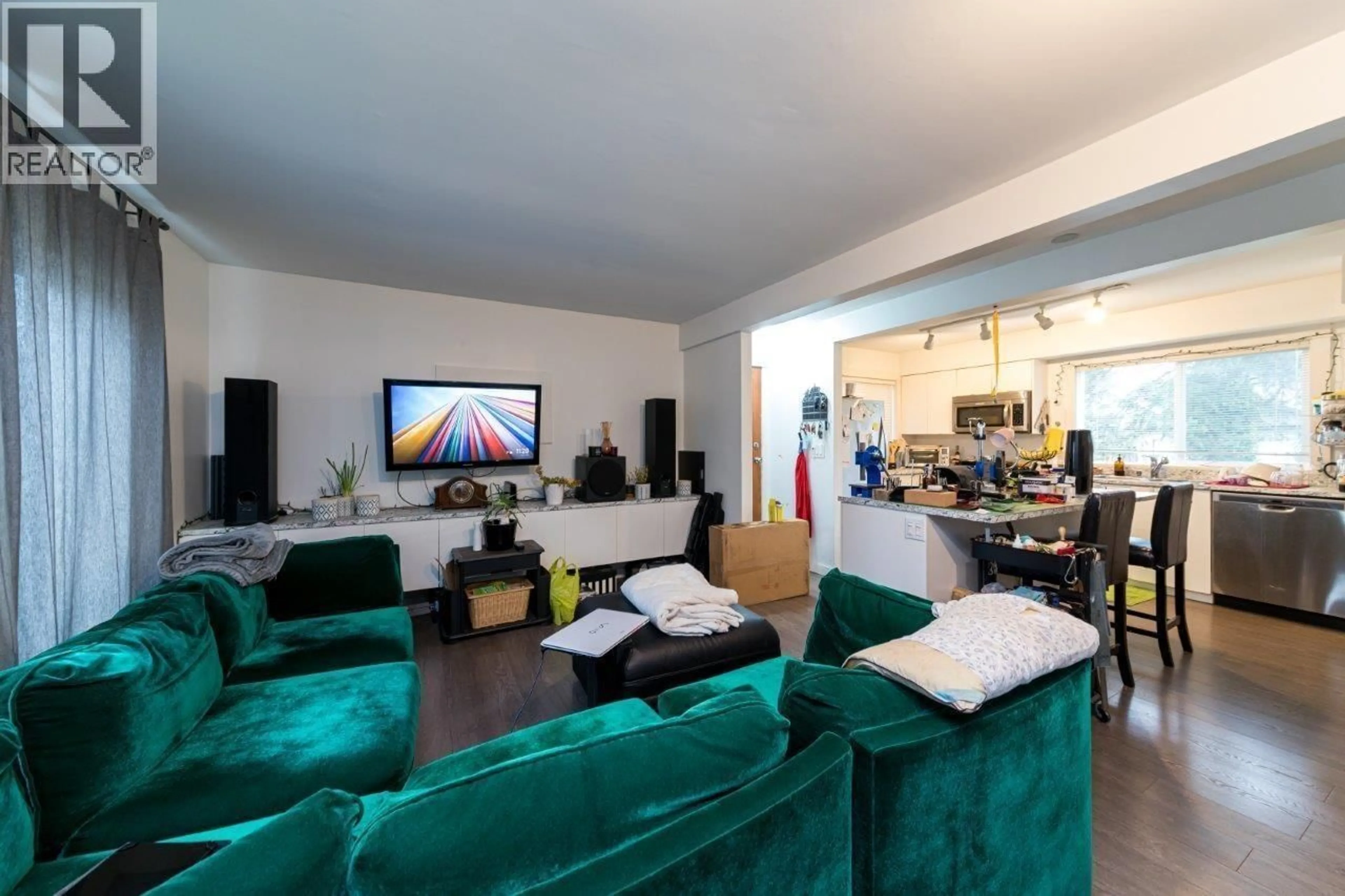 Living room with furniture, unknown for 320 HOLMES STREET, New Westminster British Columbia V3L4X5