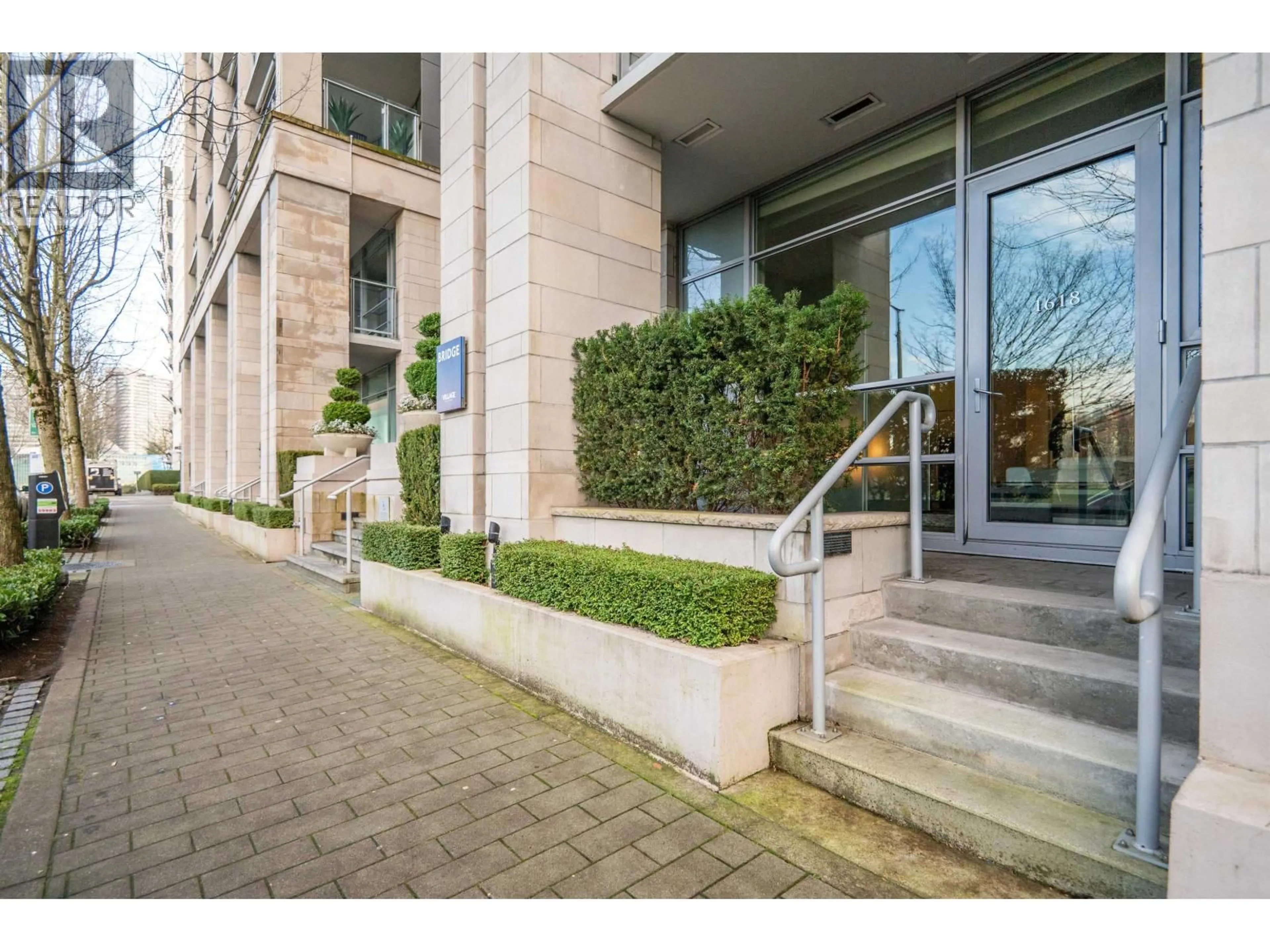 Indoor foyer for 1618 COLUMBIA STREET, Vancouver British Columbia V5Y0B6
