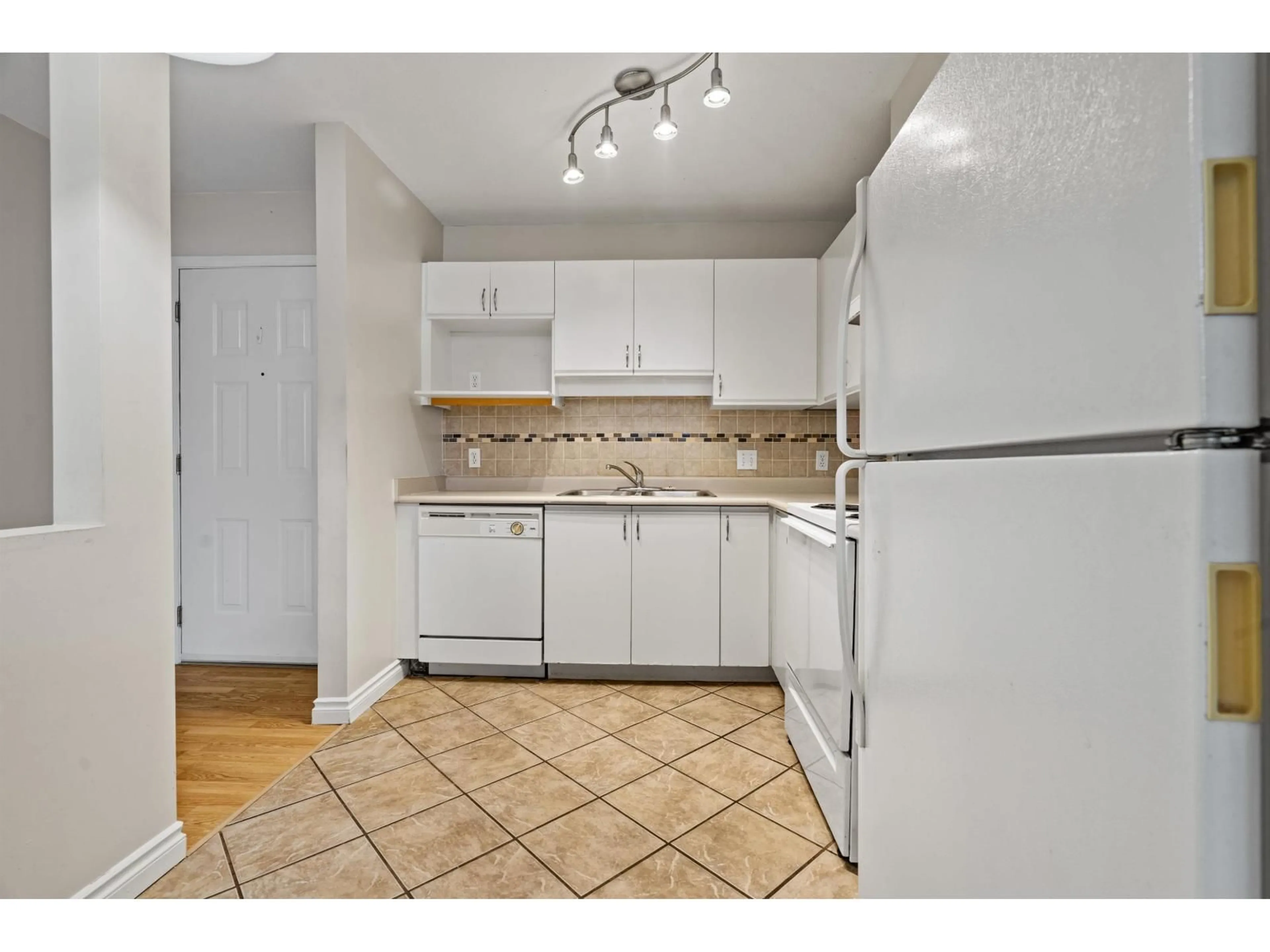 Standard kitchen, unknown for 305 - 33839 MARSHALL ROAD, Abbotsford British Columbia V2S1L6