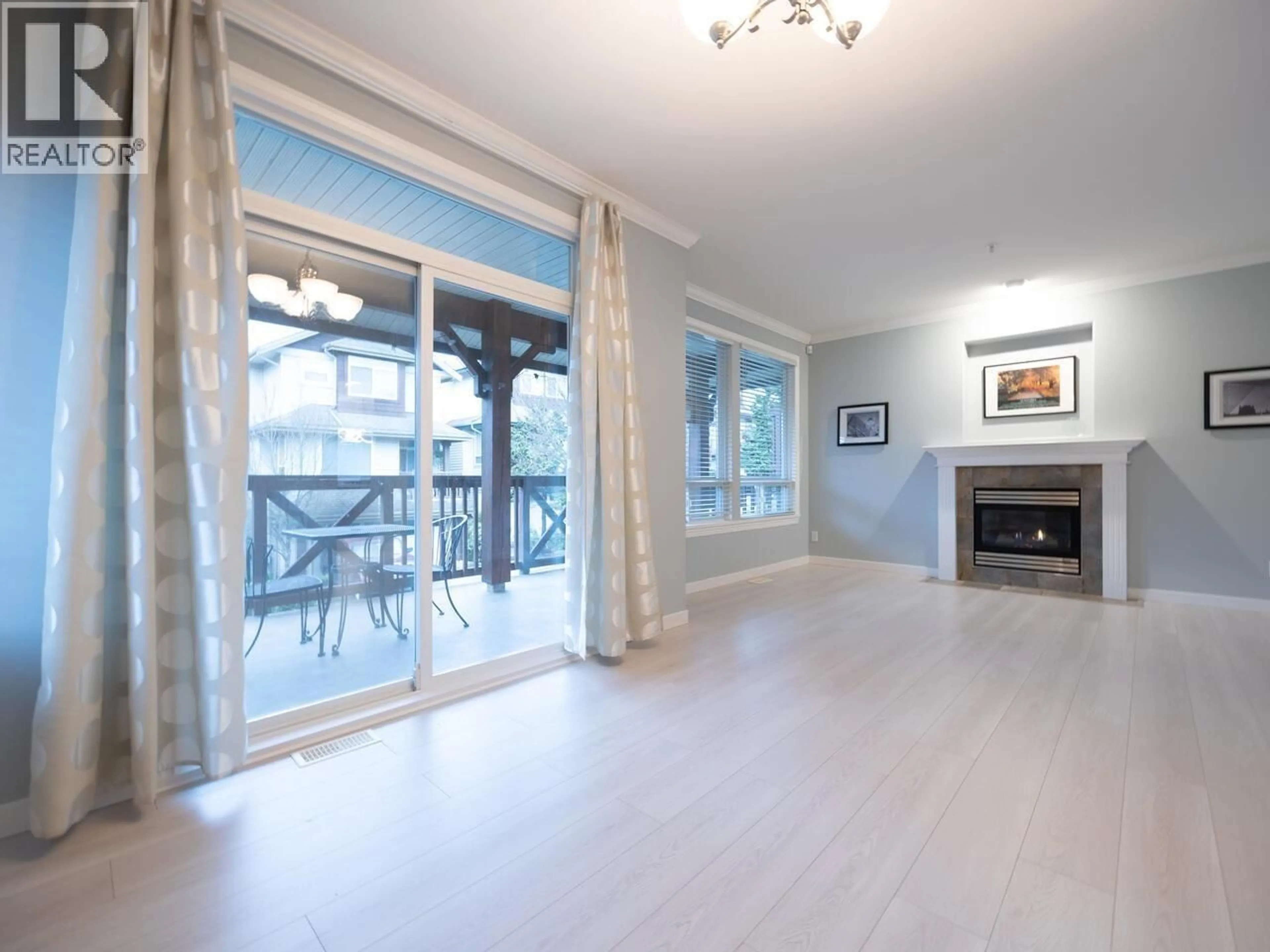 Living room with furniture, wood/laminate floor for 19 - 2381 ARGUE STREET, Port Coquitlam British Columbia V3C6P9
