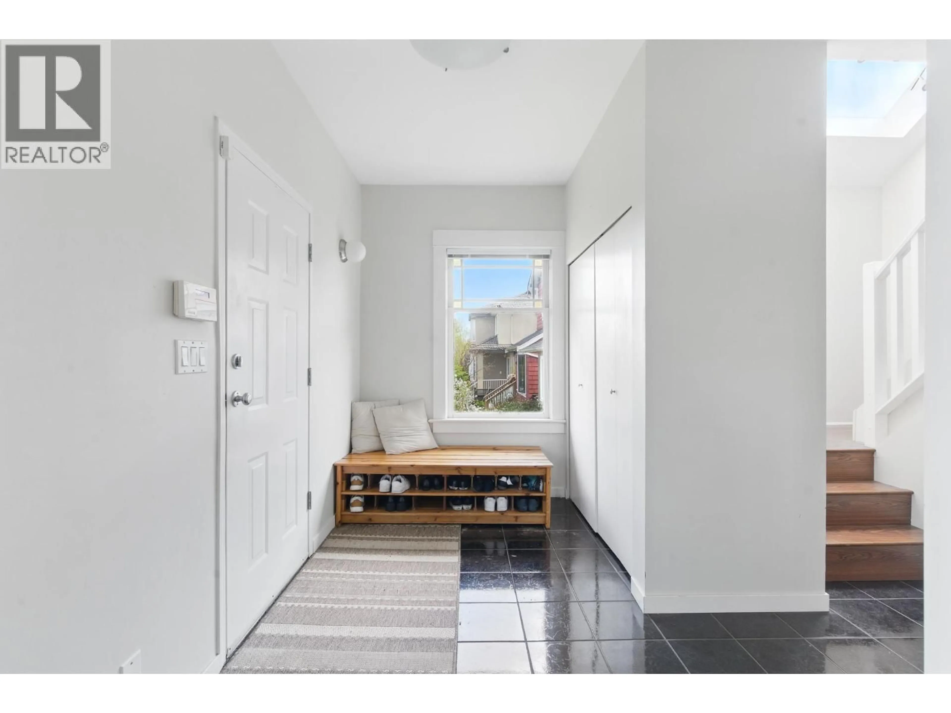 Indoor entryway for 2968 20TH AVENUE, Vancouver British Columbia V6L1H5