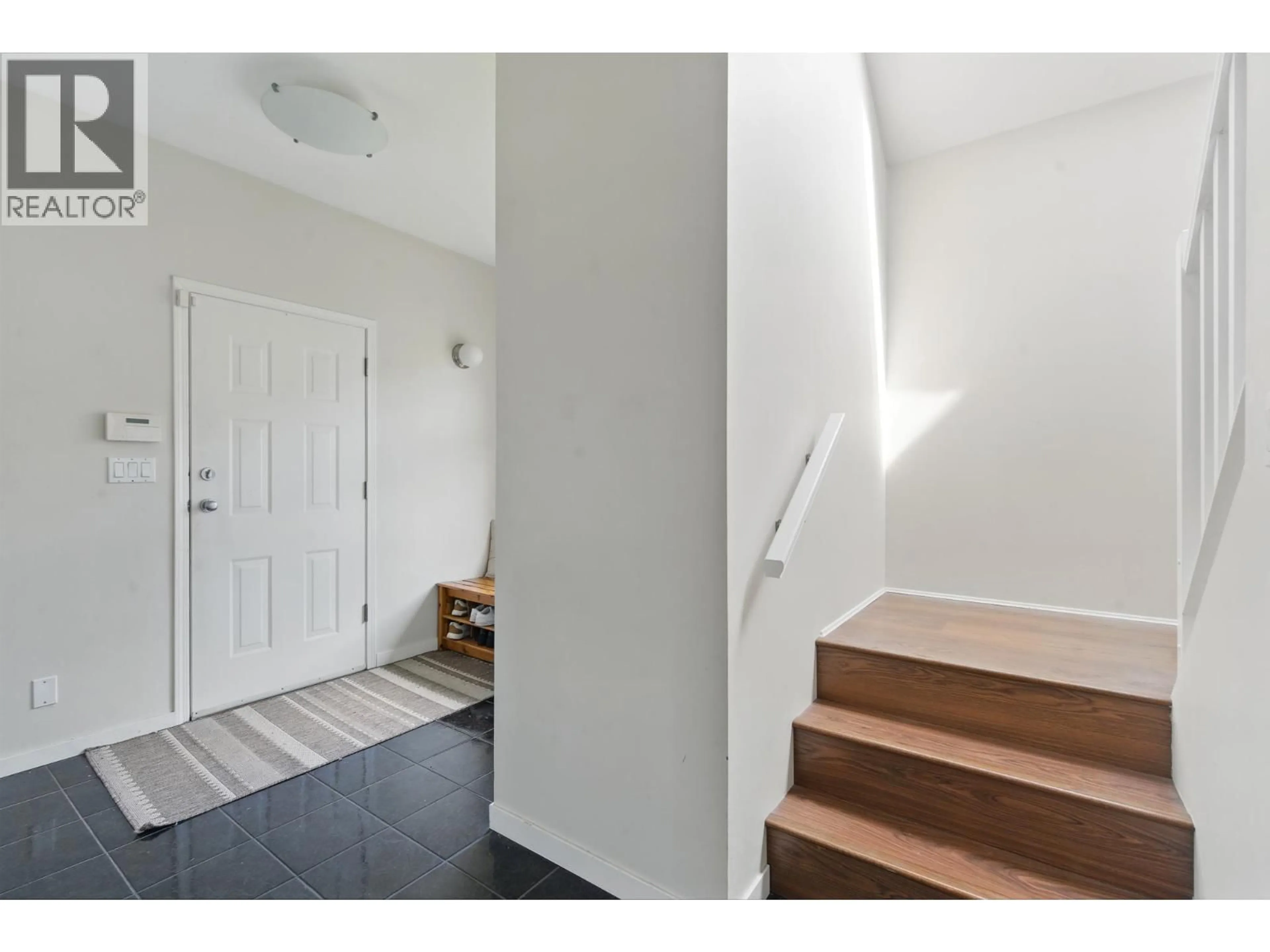 Indoor entryway for 2968 20TH AVENUE, Vancouver British Columbia V6L1H5