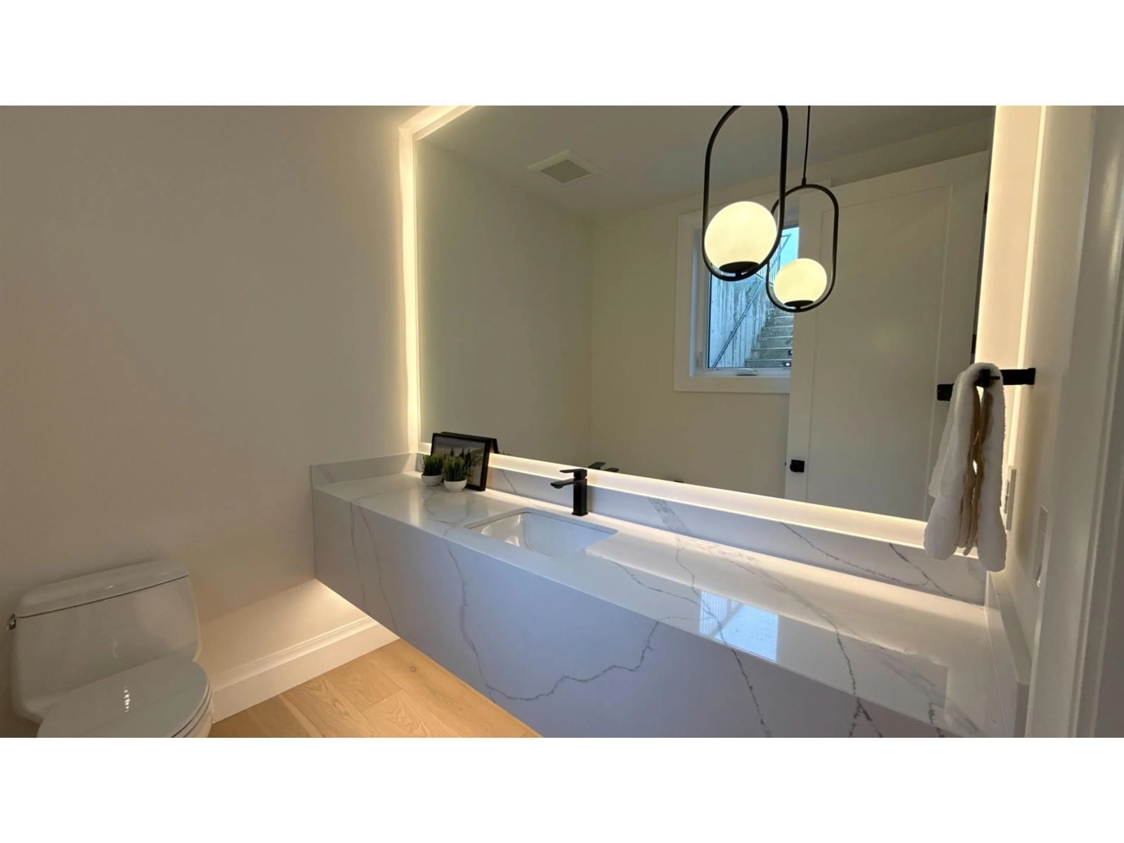 Contemporary bathroom, ceramic/tile floor for 8888 HADDEN STREET, Langley British Columbia V1M2R6