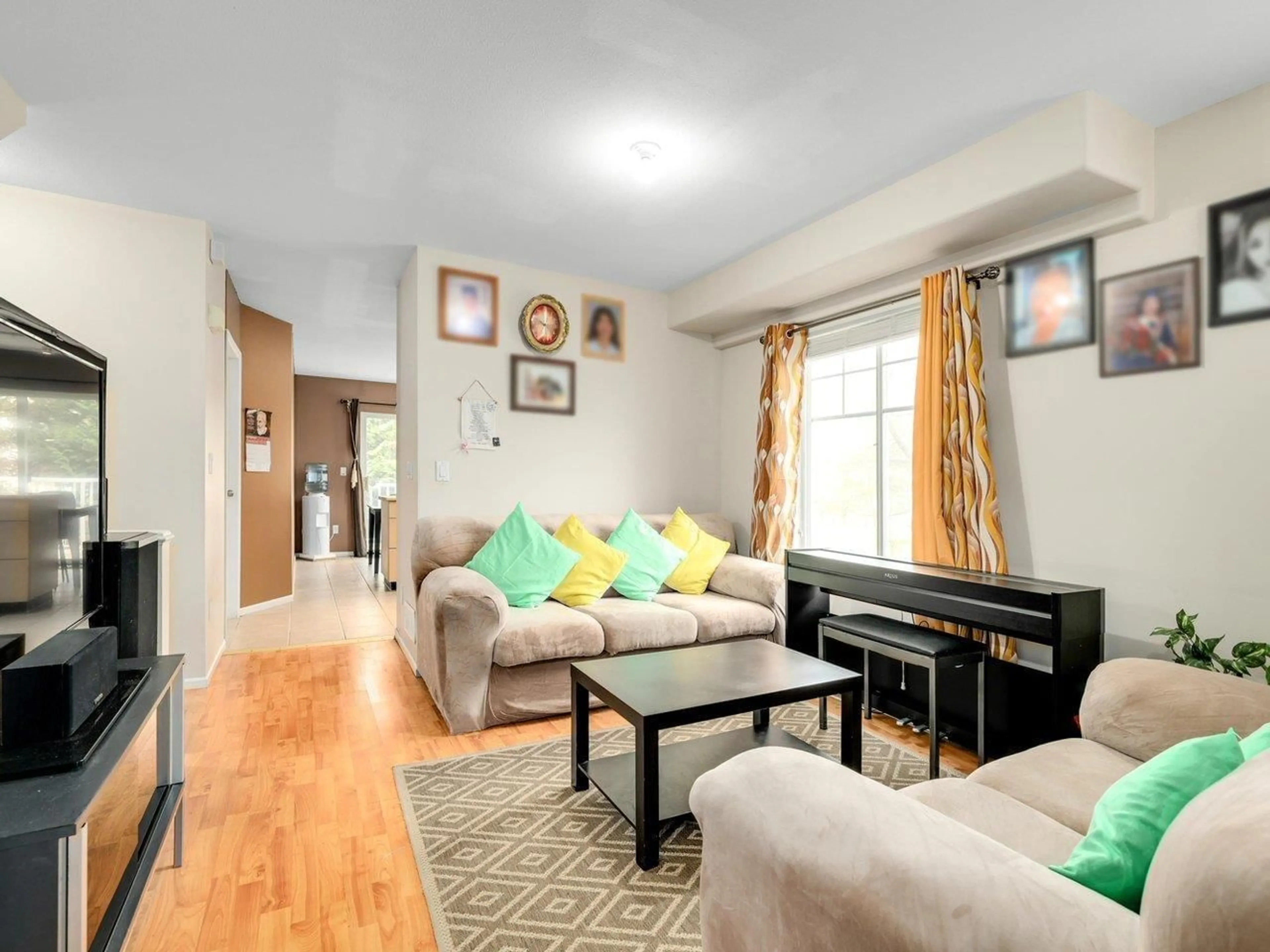 Living room with furniture, wood/laminate floor for 96 - 12110 75A AVENUE, Surrey British Columbia V3W1M1