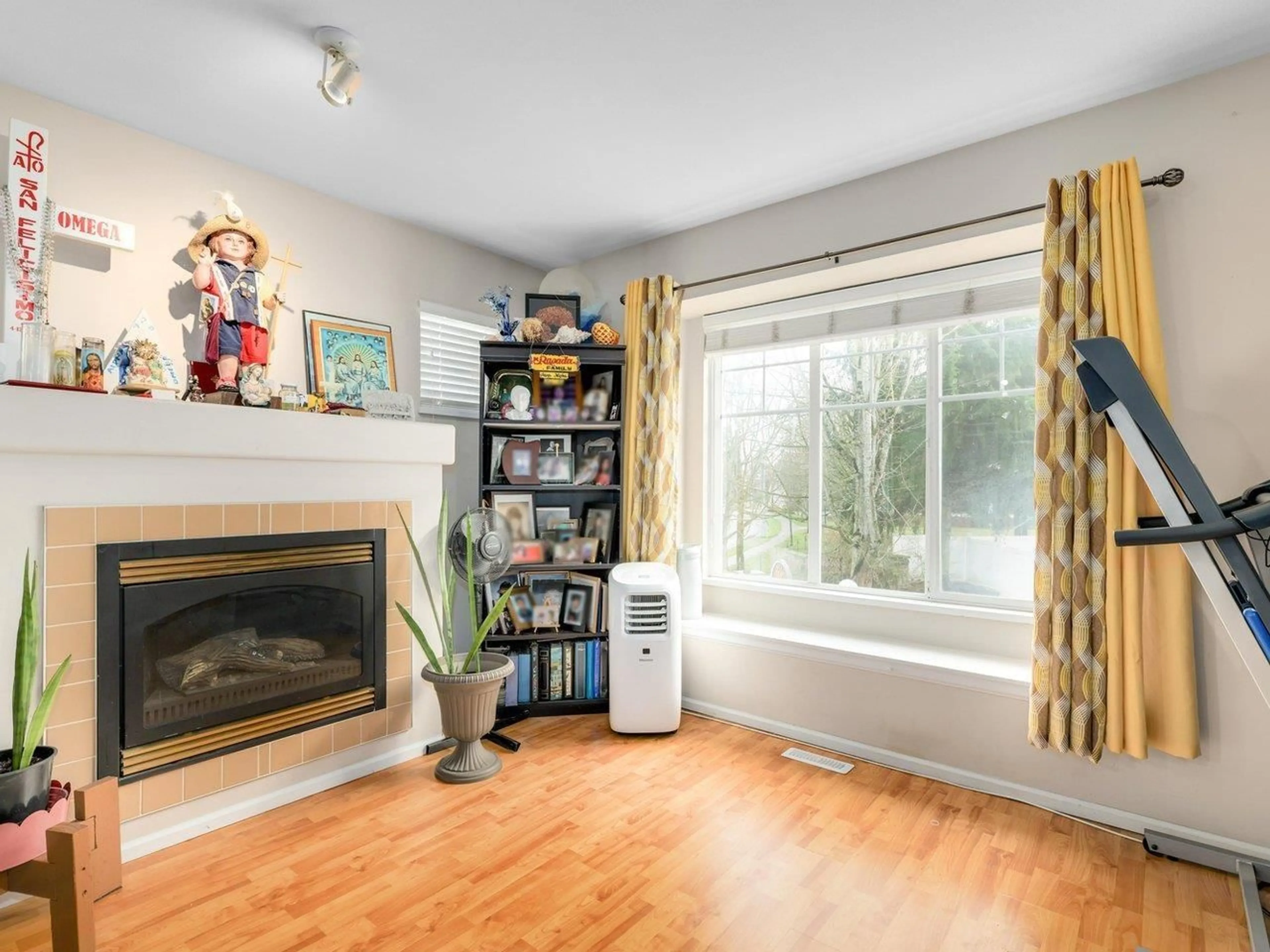 Living room with furniture, wood/laminate floor for 96 - 12110 75A AVENUE, Surrey British Columbia V3W1M1