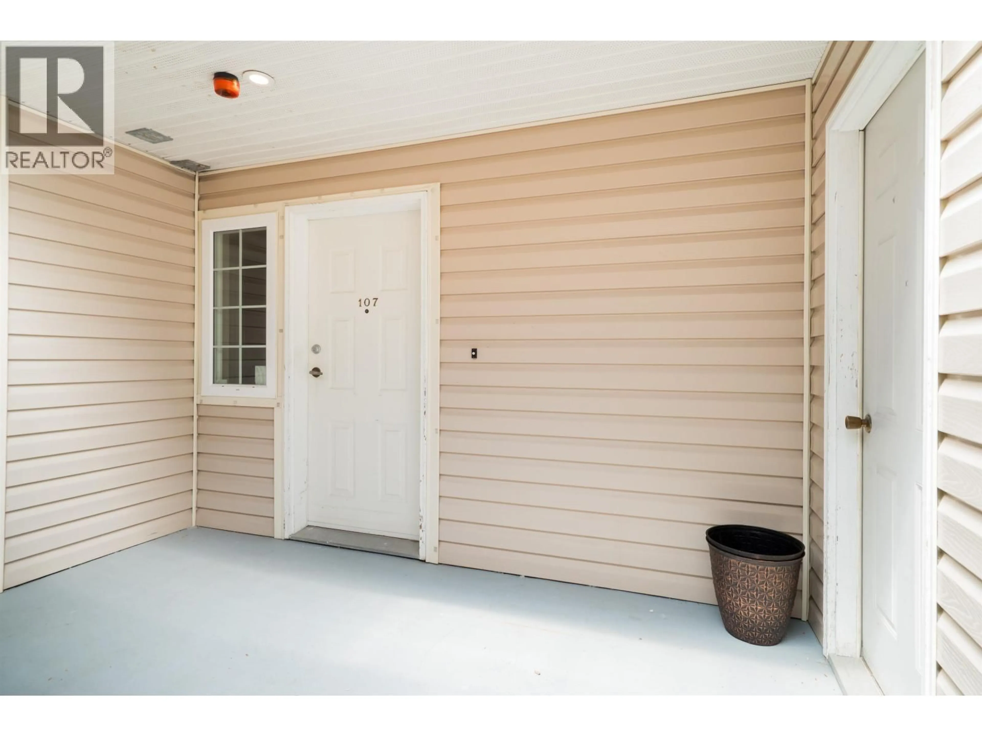 Indoor entryway for 107 - 22515 116 AVENUE, Maple Ridge British Columbia V2X9T9