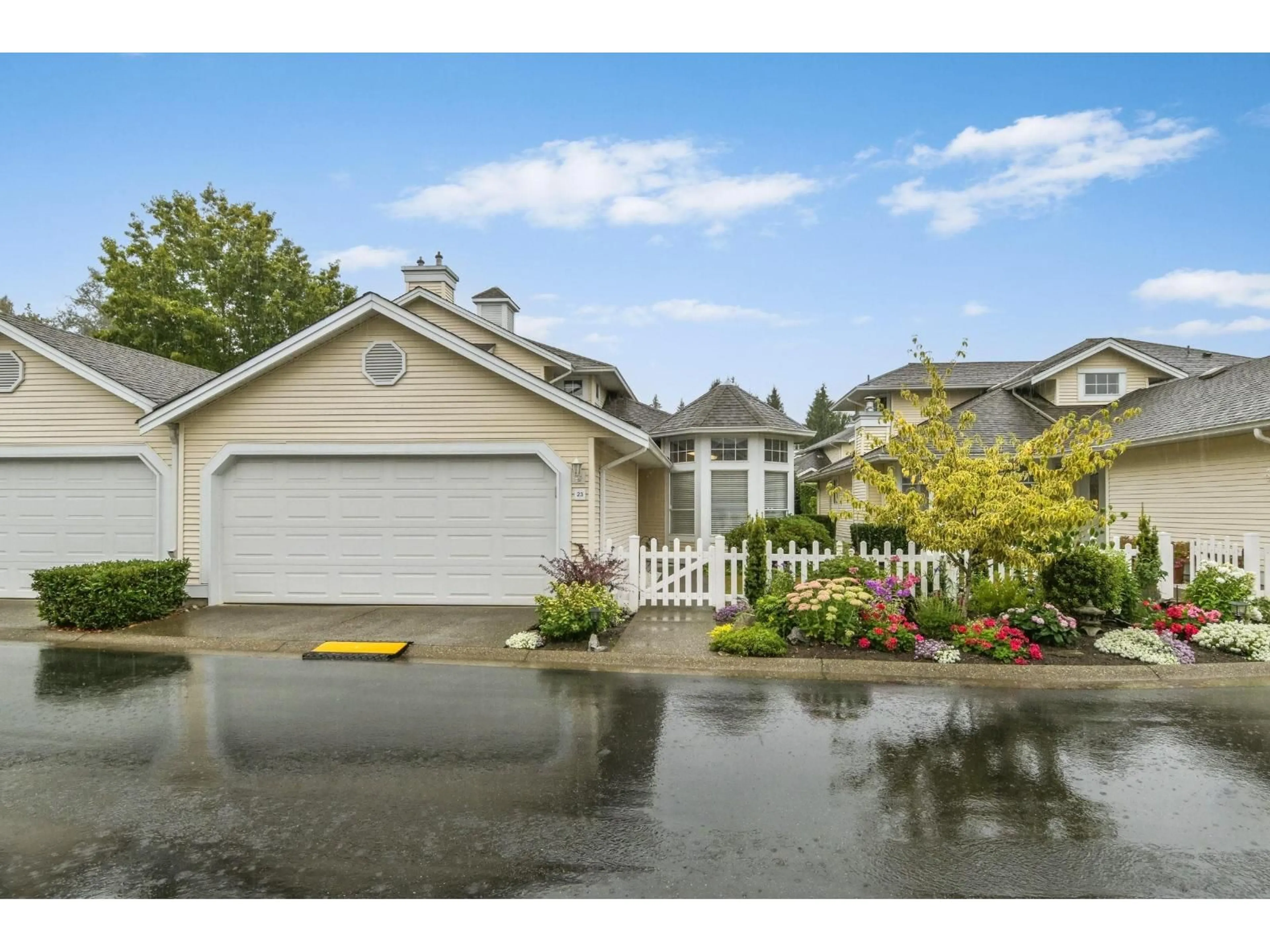 Home with vinyl exterior material, street for 23 - 9208 208 STREET, Langley British Columbia V1M2M9