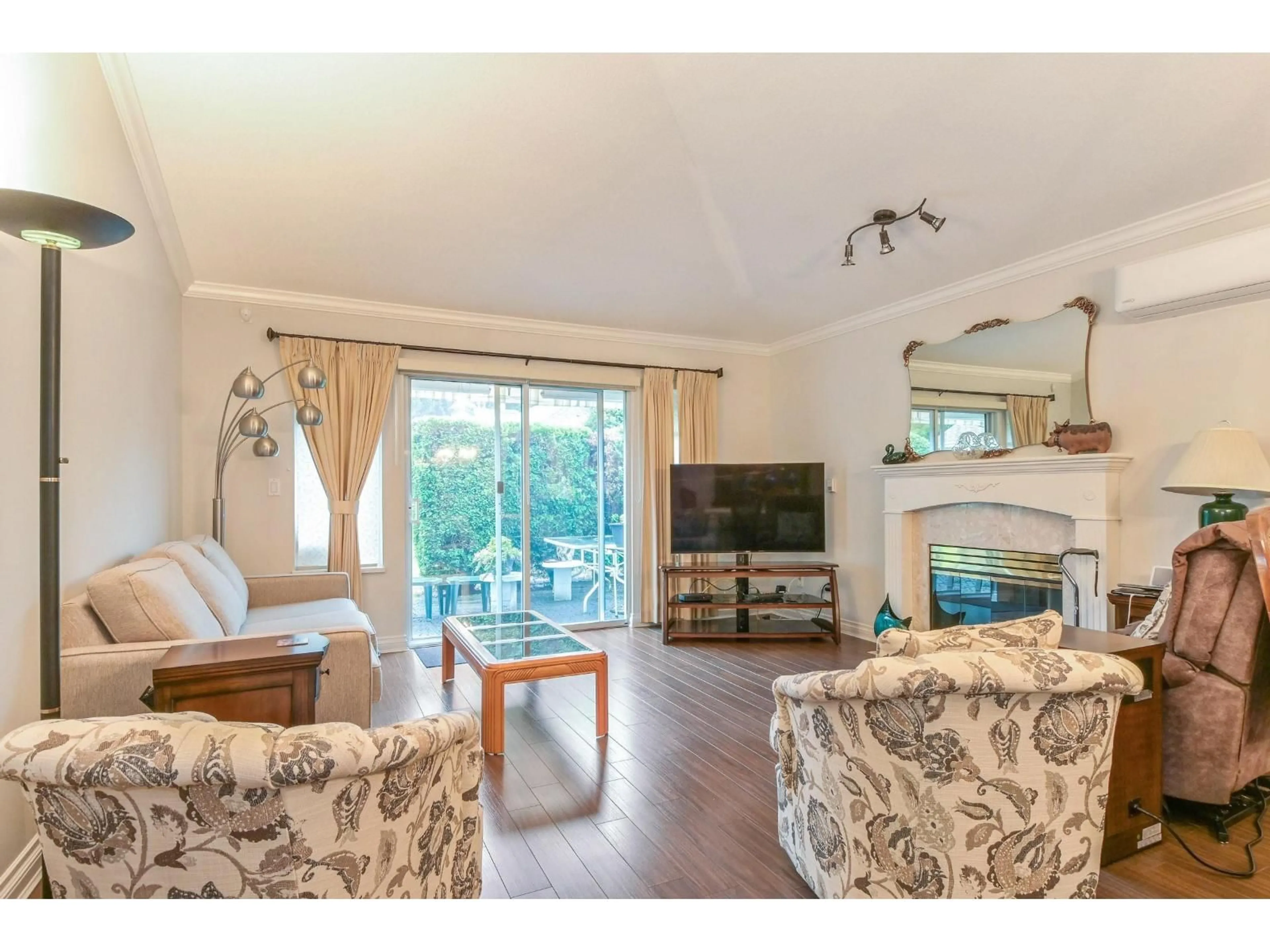 Living room with furniture, wood/laminate floor for 23 - 9208 208 STREET, Langley British Columbia V1M2M9