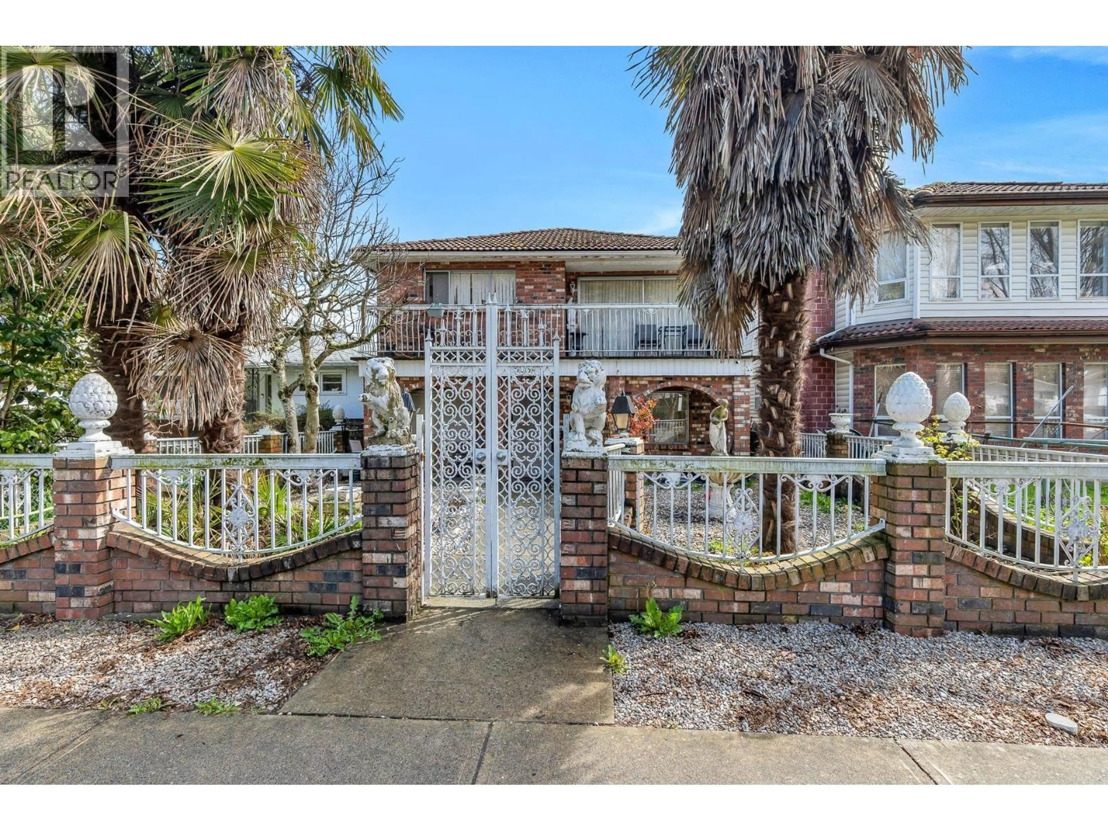 Indoor entryway for 5064 MAIN STREET, Vancouver British Columbia V5W2R3