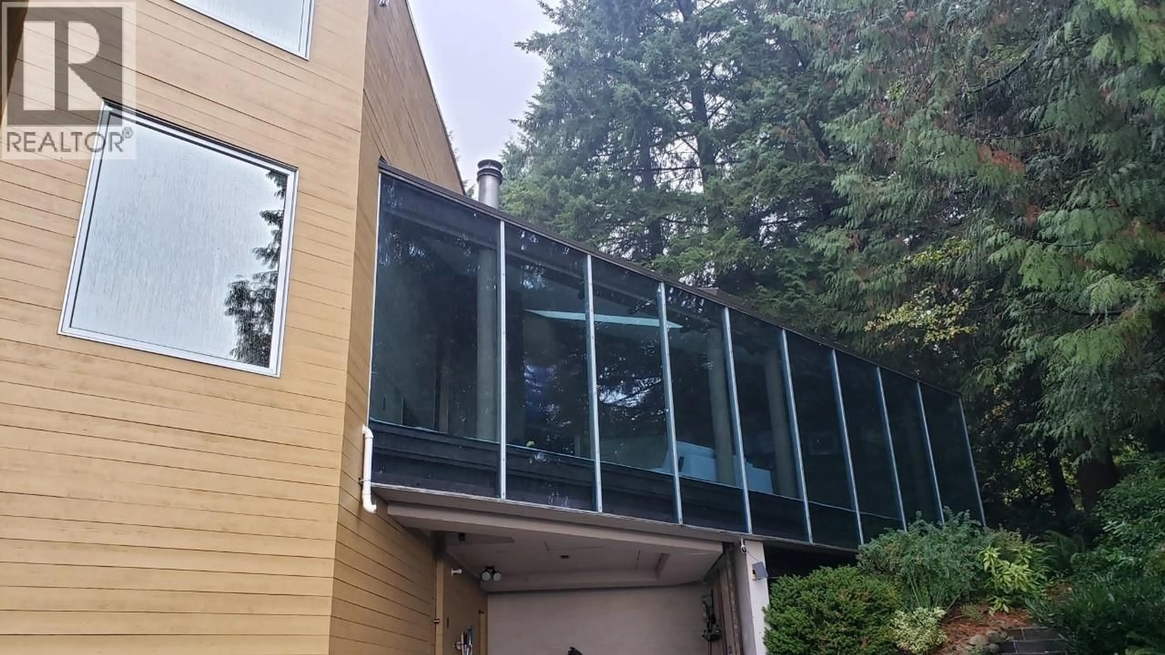Indoor foyer for 2222 CHAIRLIFT ROAD, West Vancouver British Columbia V7S3G2