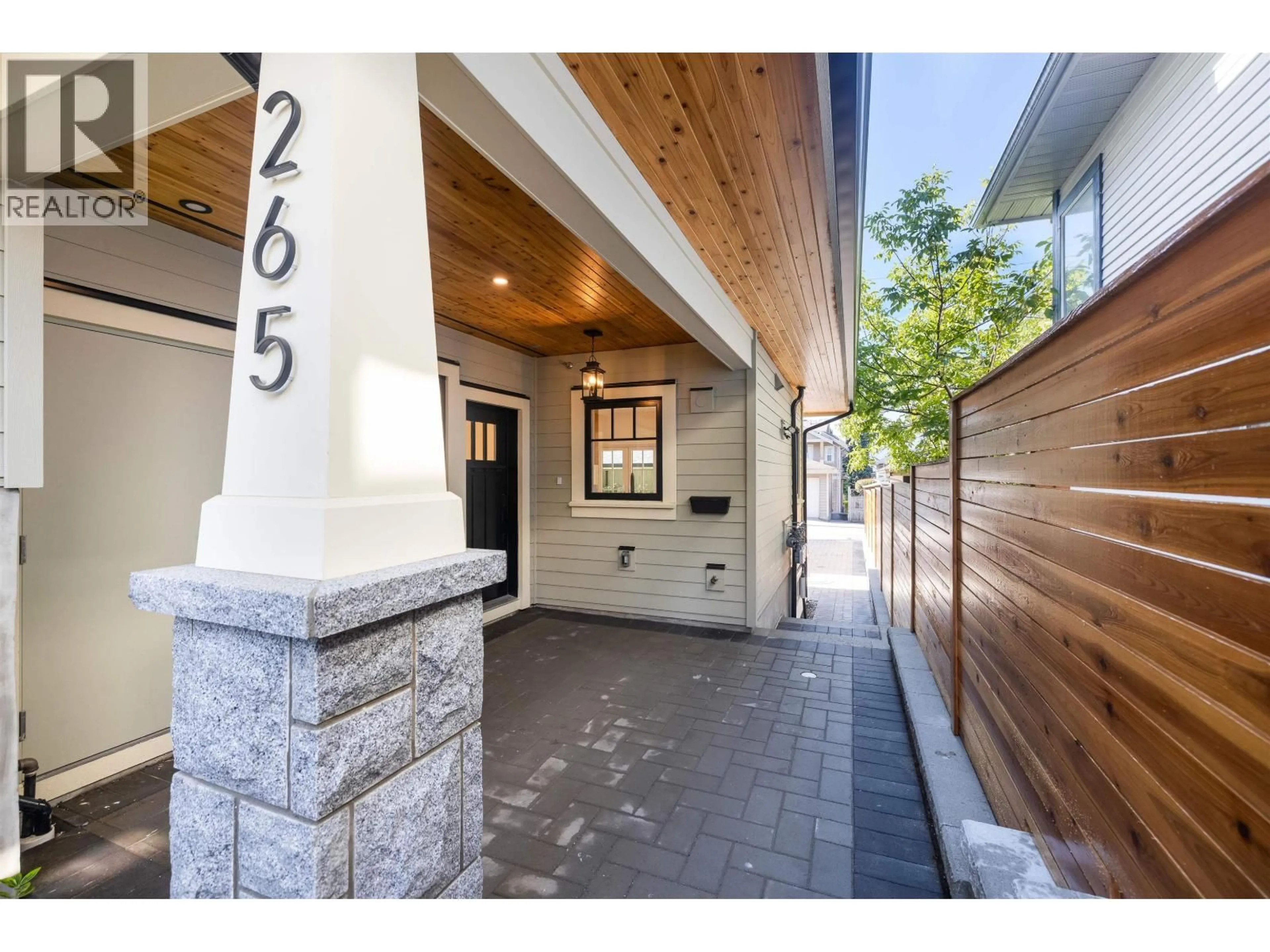 Indoor entryway for 265 6TH STREET, North Vancouver British Columbia V7M1K7