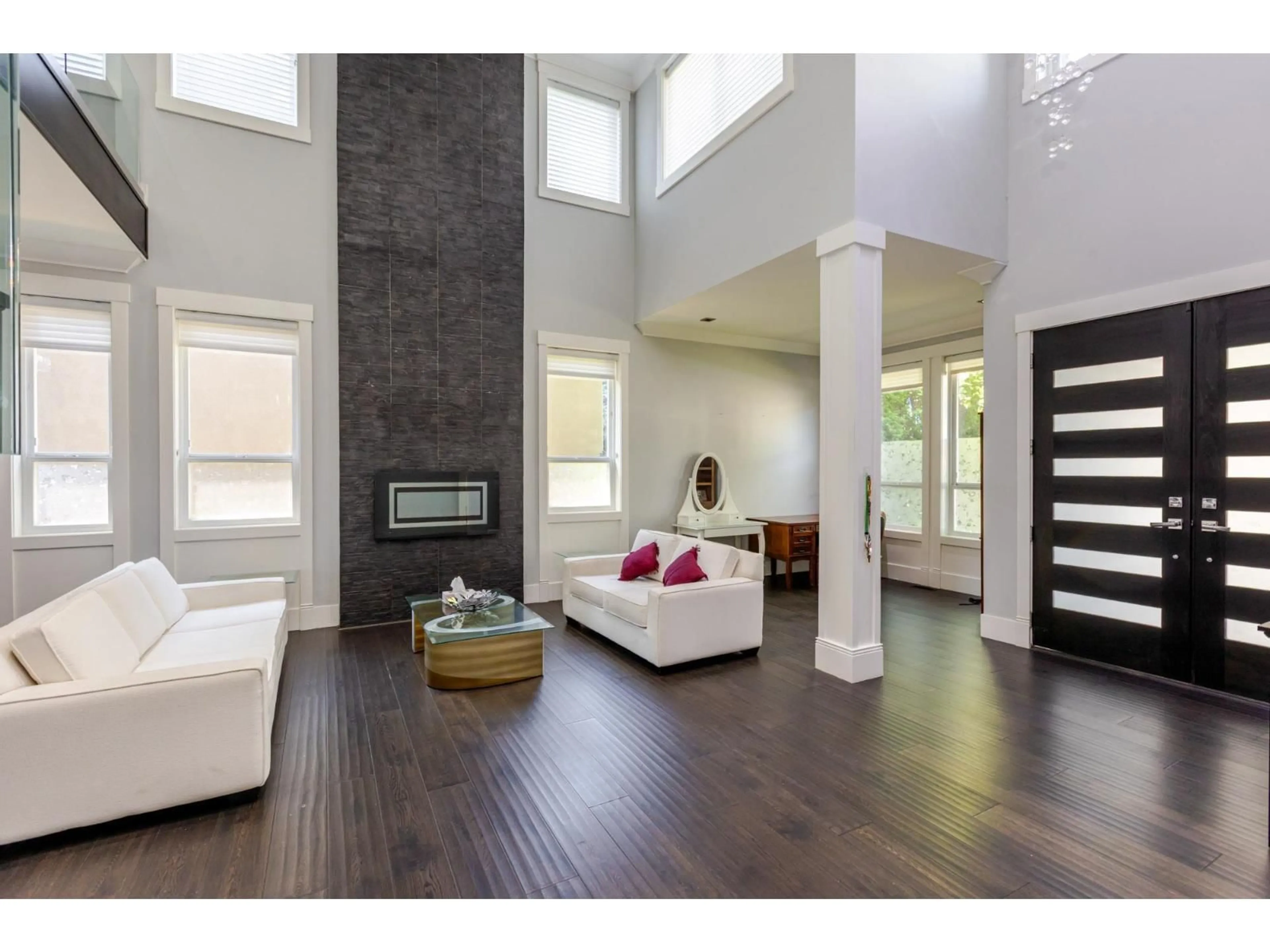 Indoor foyer for 1540 MAPLE STREET, White Rock British Columbia V4B4N5