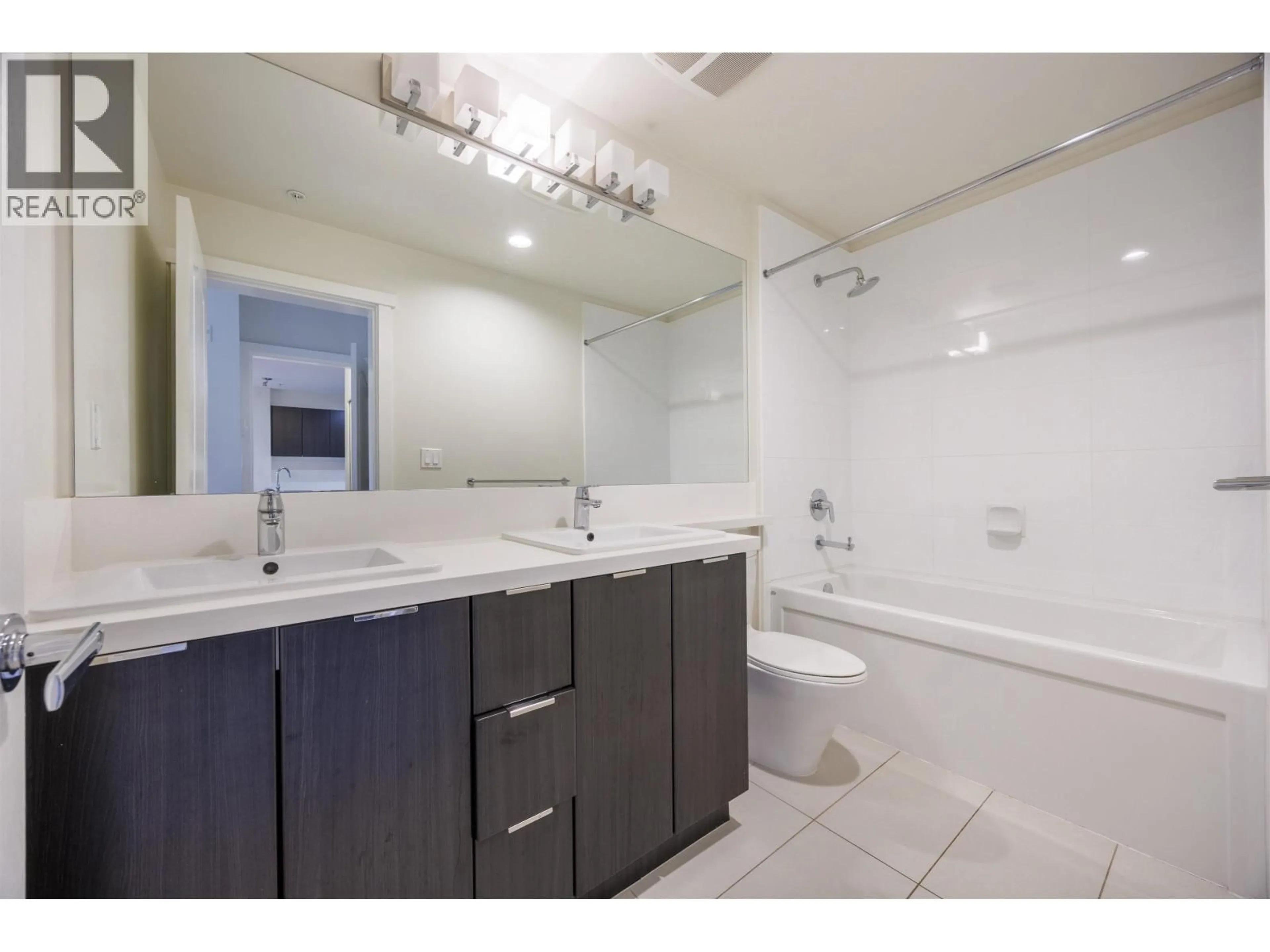Standard bathroom, ceramic/tile floor for 213 - 3107 WINDSOR GATE, Coquitlam British Columbia V3B0L1