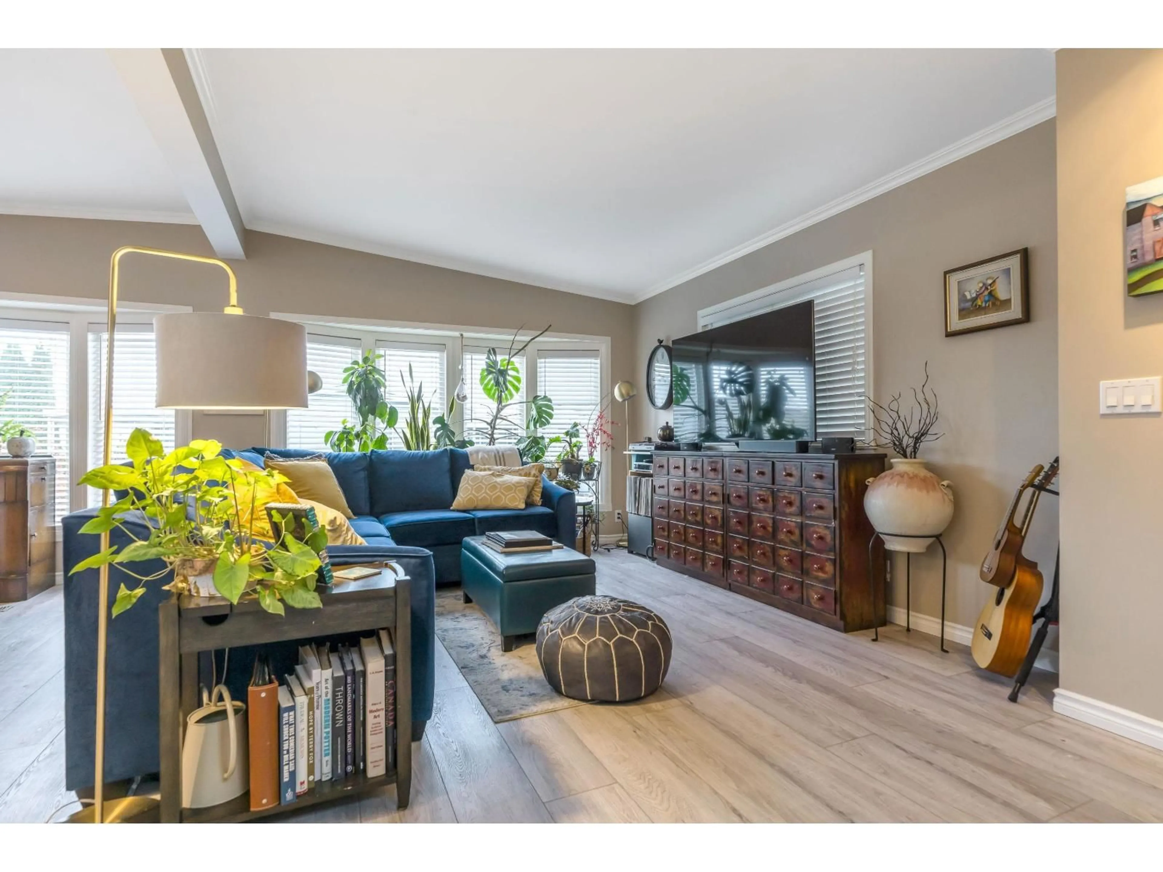 Living room with furniture, wood/laminate floor for 9 - 1640 162 STREET, Surrey British Columbia V4A6Y9