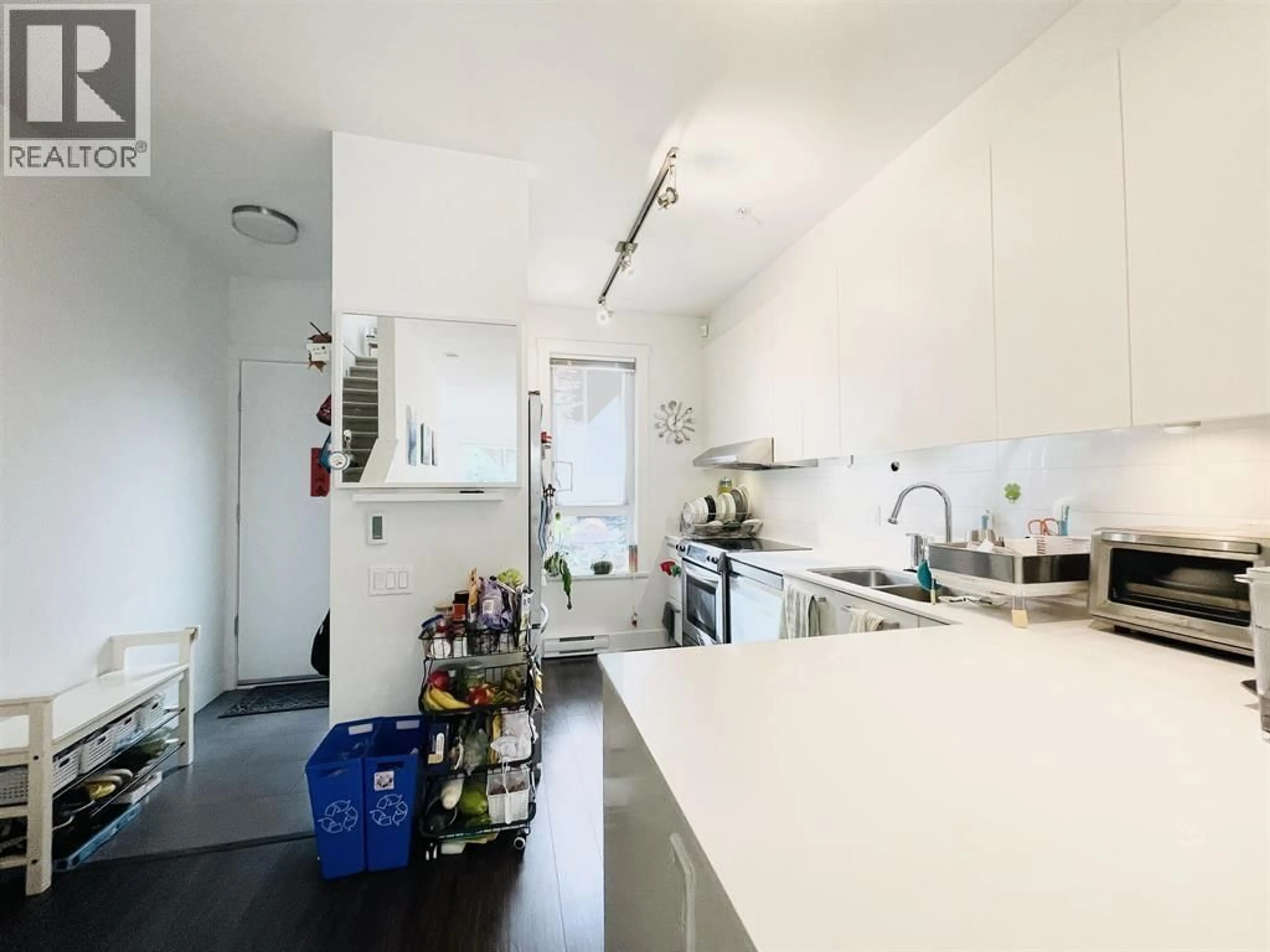 Standard kitchen, unknown for 35 - 6868 BURLINGTON AVENUE, Burnaby British Columbia V5J0G1