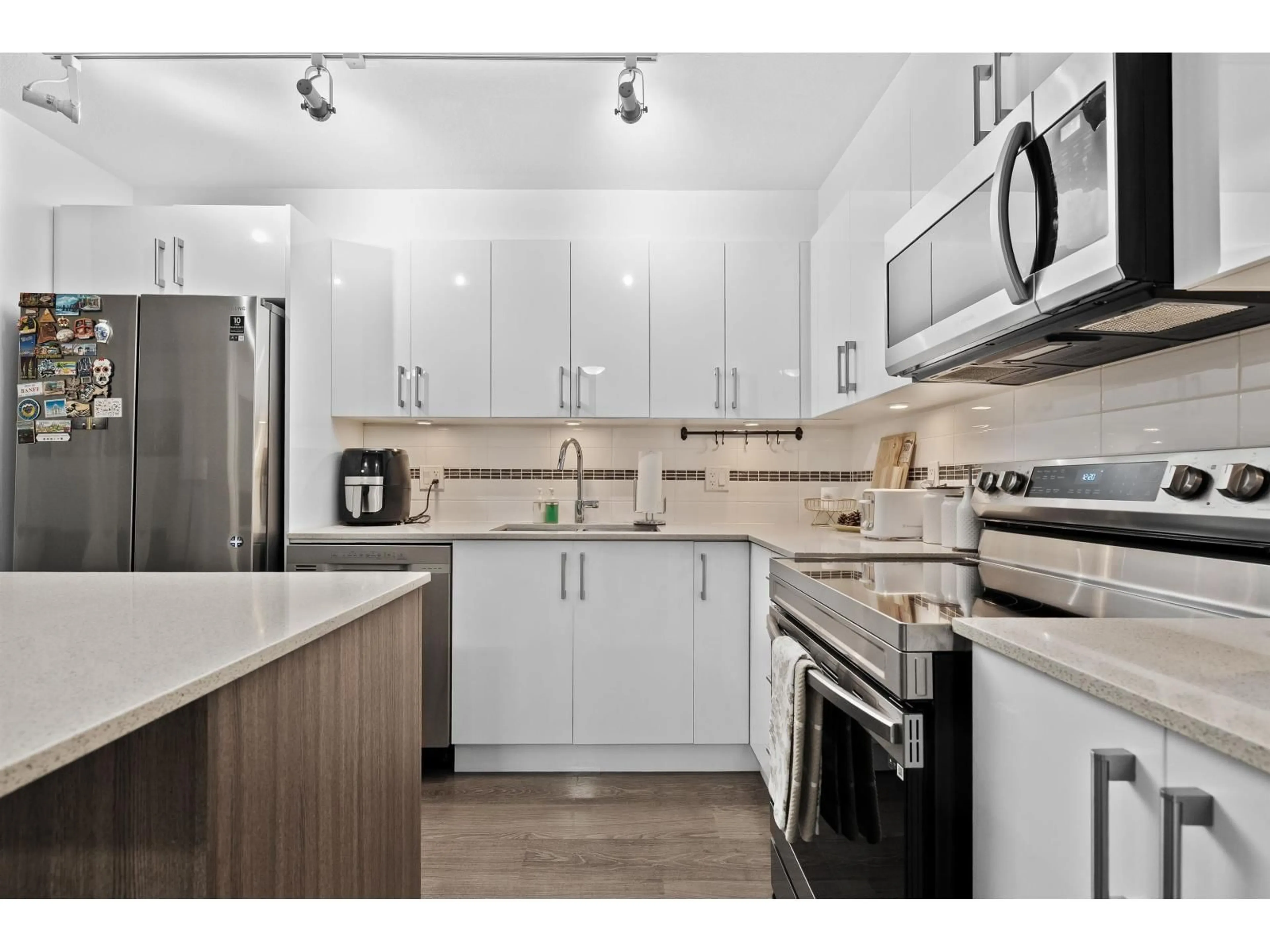 Standard kitchen, unknown for 215 - 8733 160 STREET, Surrey British Columbia V4N6P9