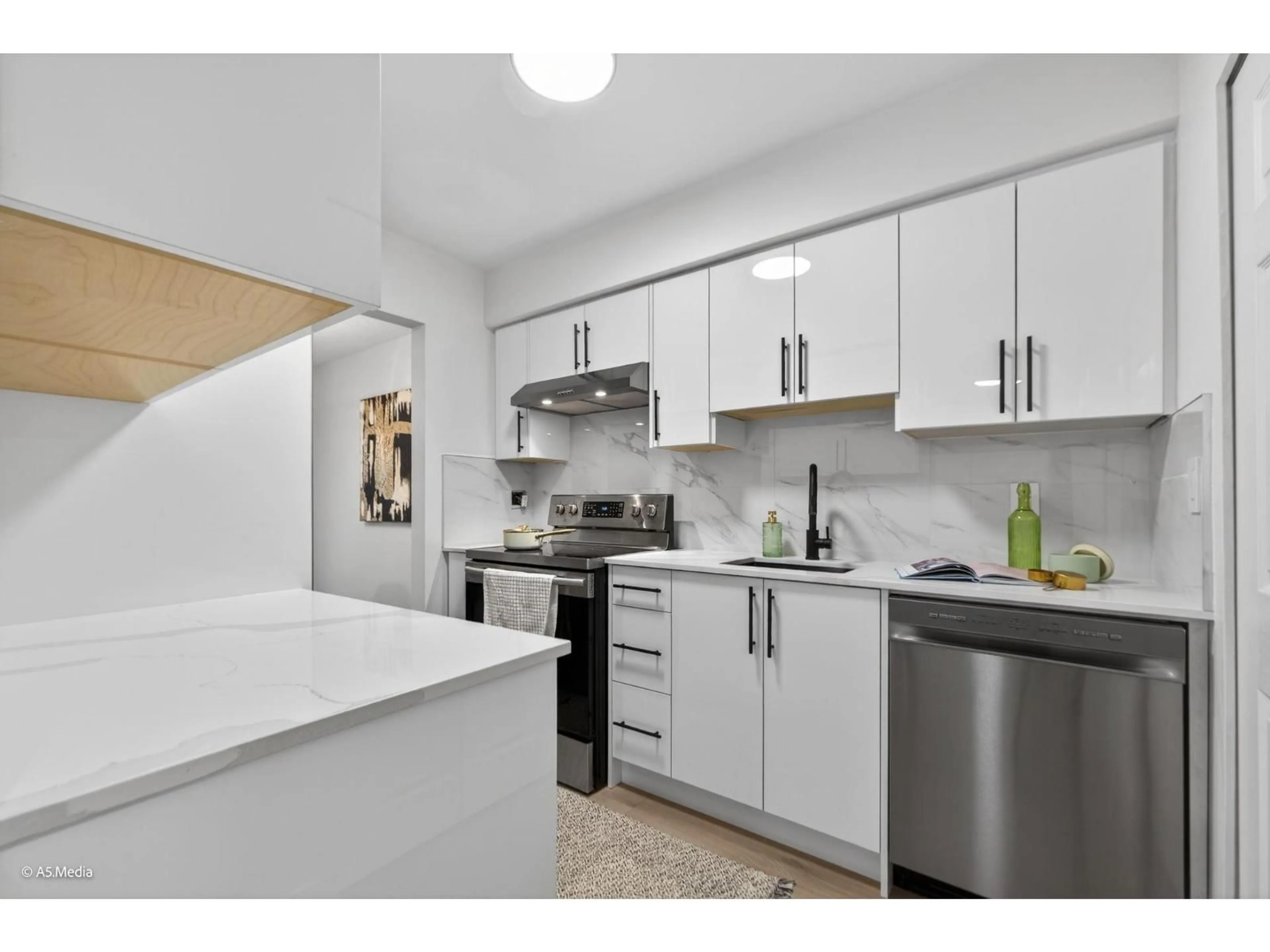 Standard kitchen, unknown for 803 - 10620 150 STREET, Surrey British Columbia V3R7S1