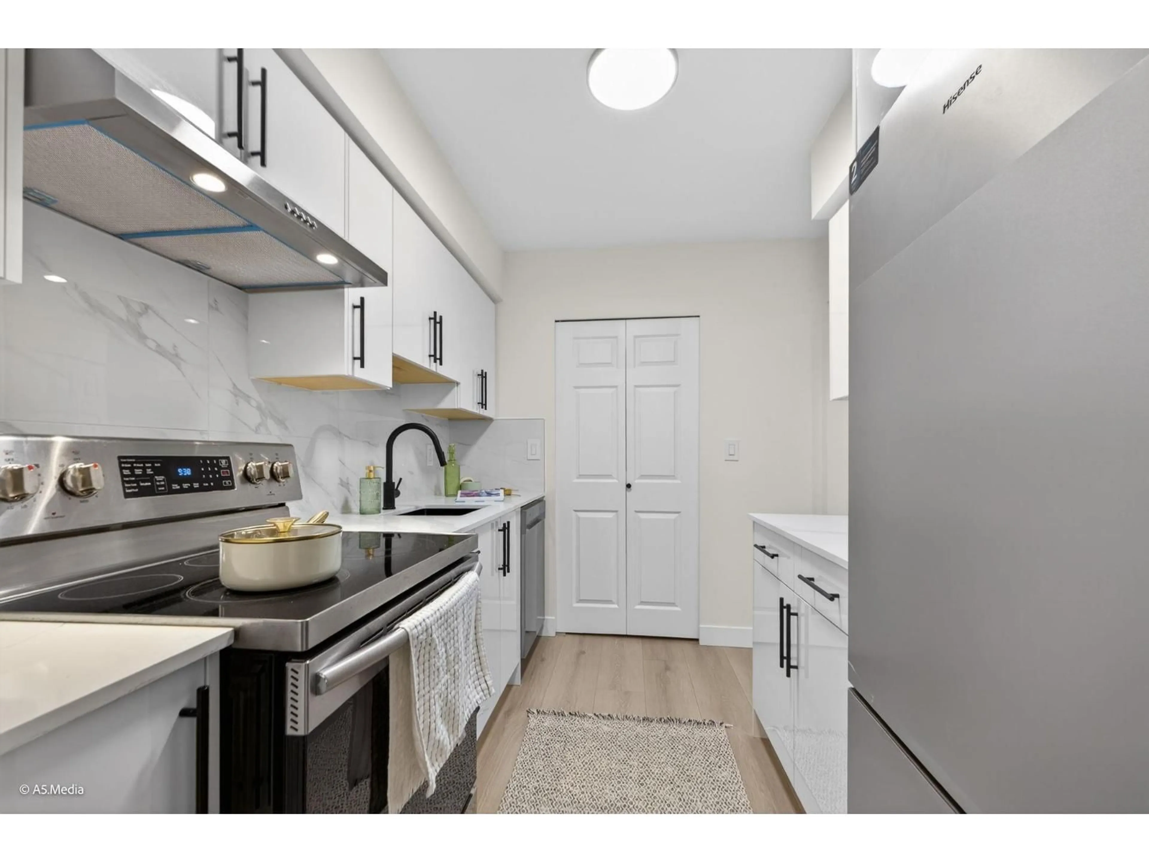 Standard kitchen, unknown for 803 - 10620 150 STREET, Surrey British Columbia V3R7S1
