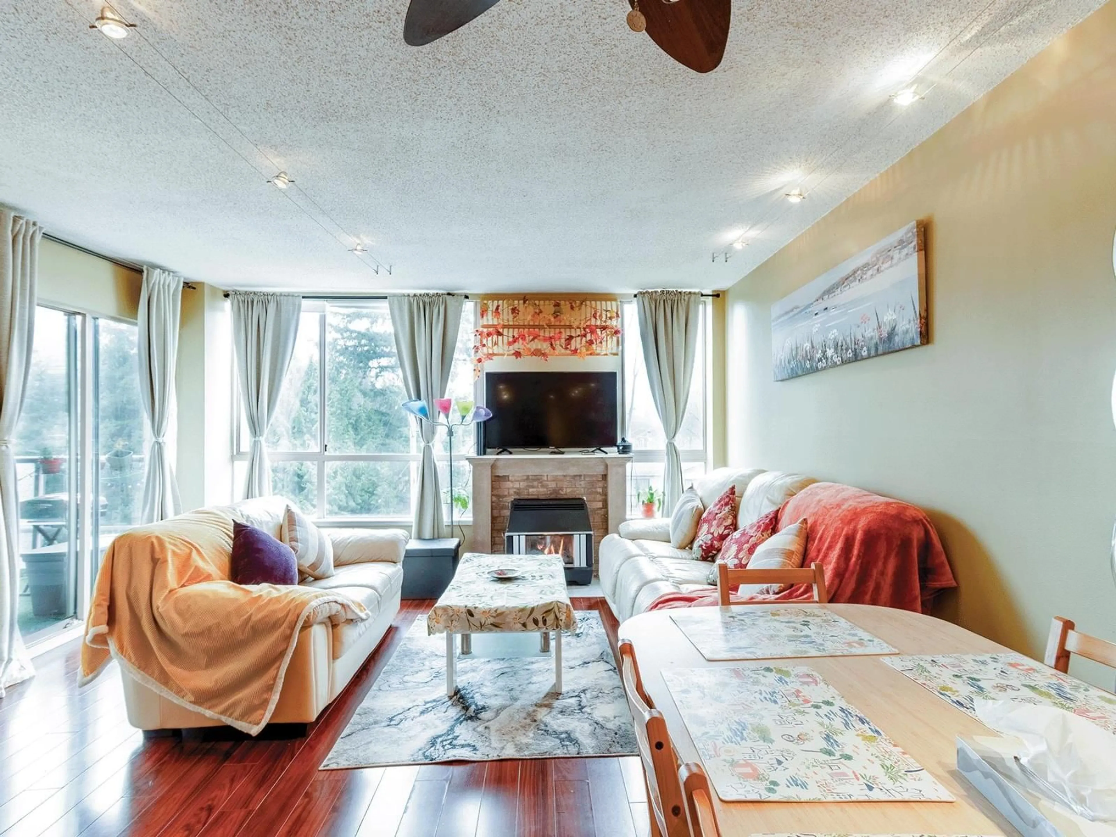 Living room with furniture, wood/laminate floor for 303 - 14881 103A AVENUE, Surrey British Columbia V3R0M5