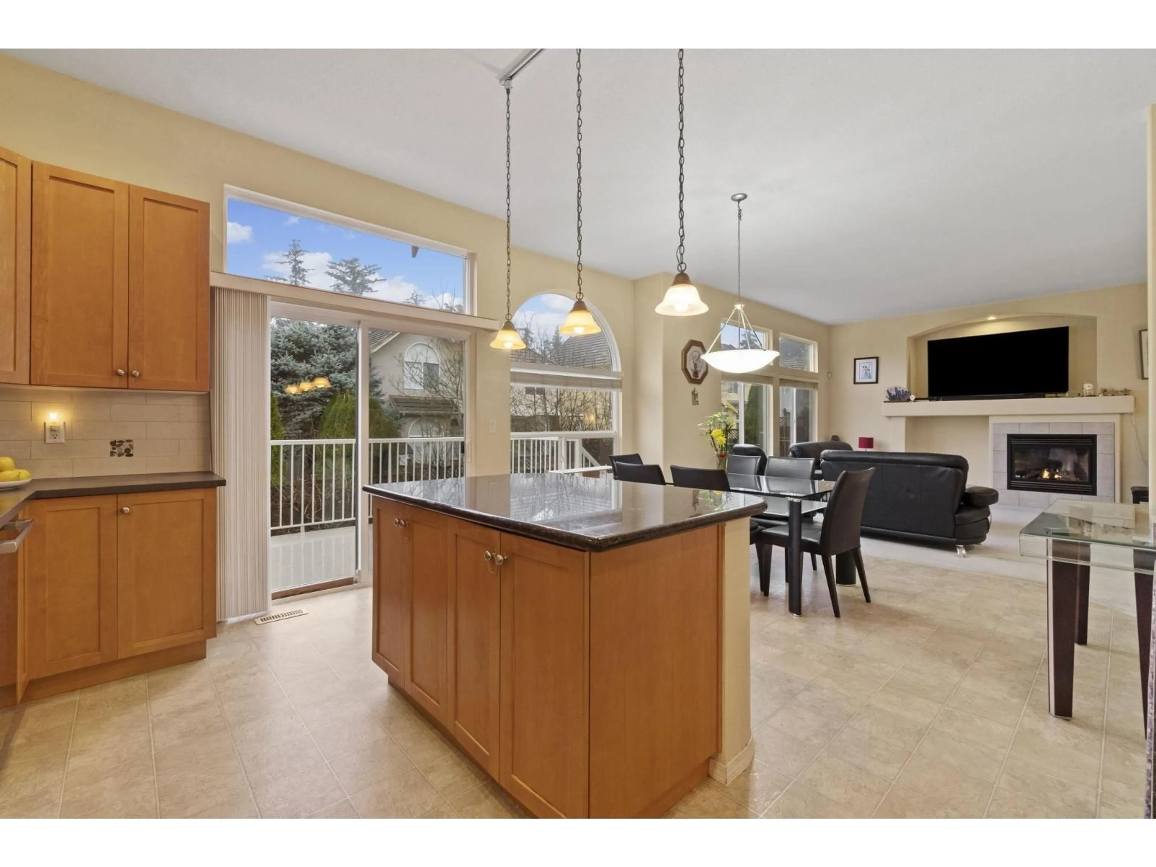 Open concept kitchen, ceramic/tile floor for 15345 36 AVENUE, Surrey British Columbia V3Z0J5