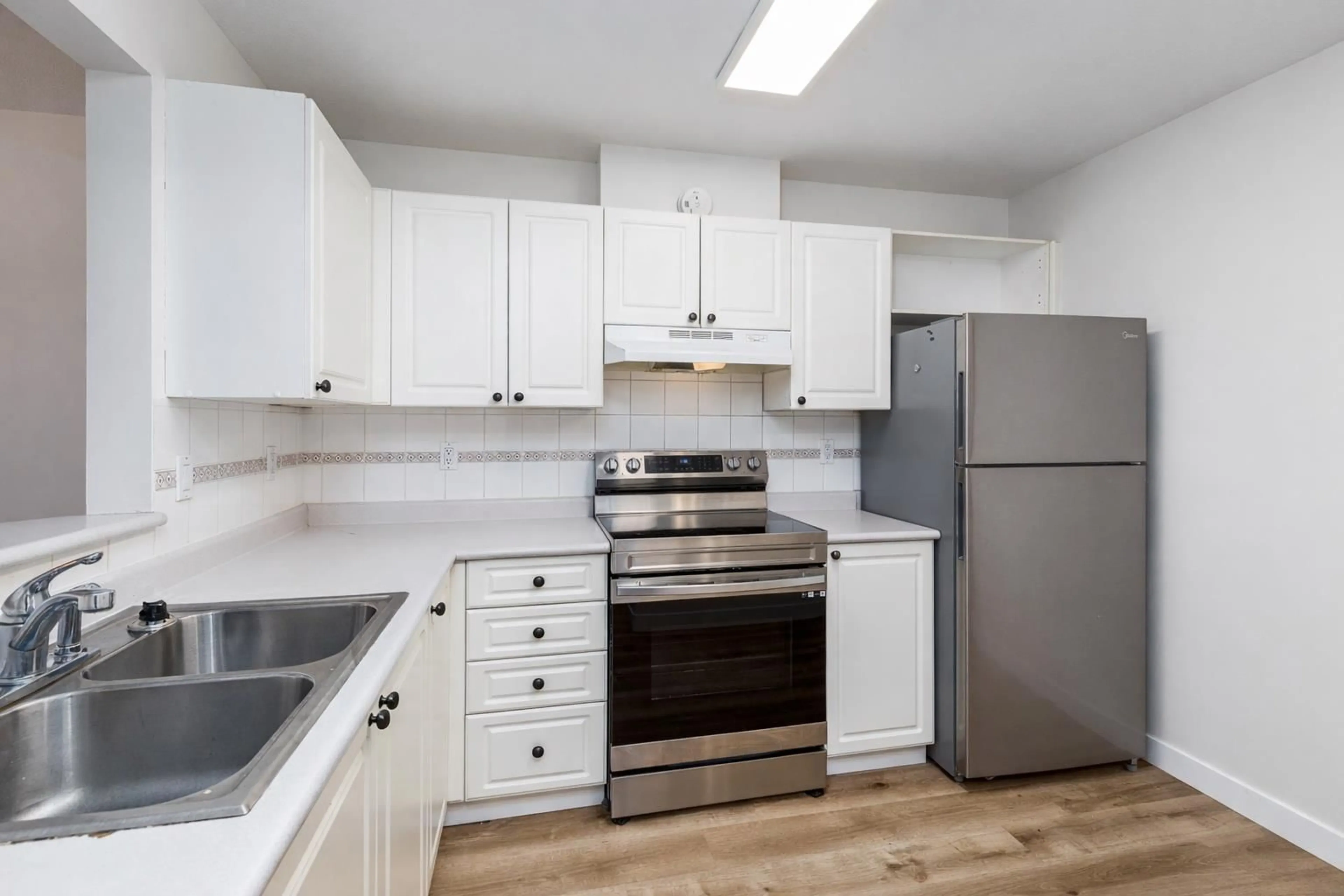 Standard kitchen, unknown for 201 - 15241 18 AVENUE, Surrey British Columbia V4A1W9