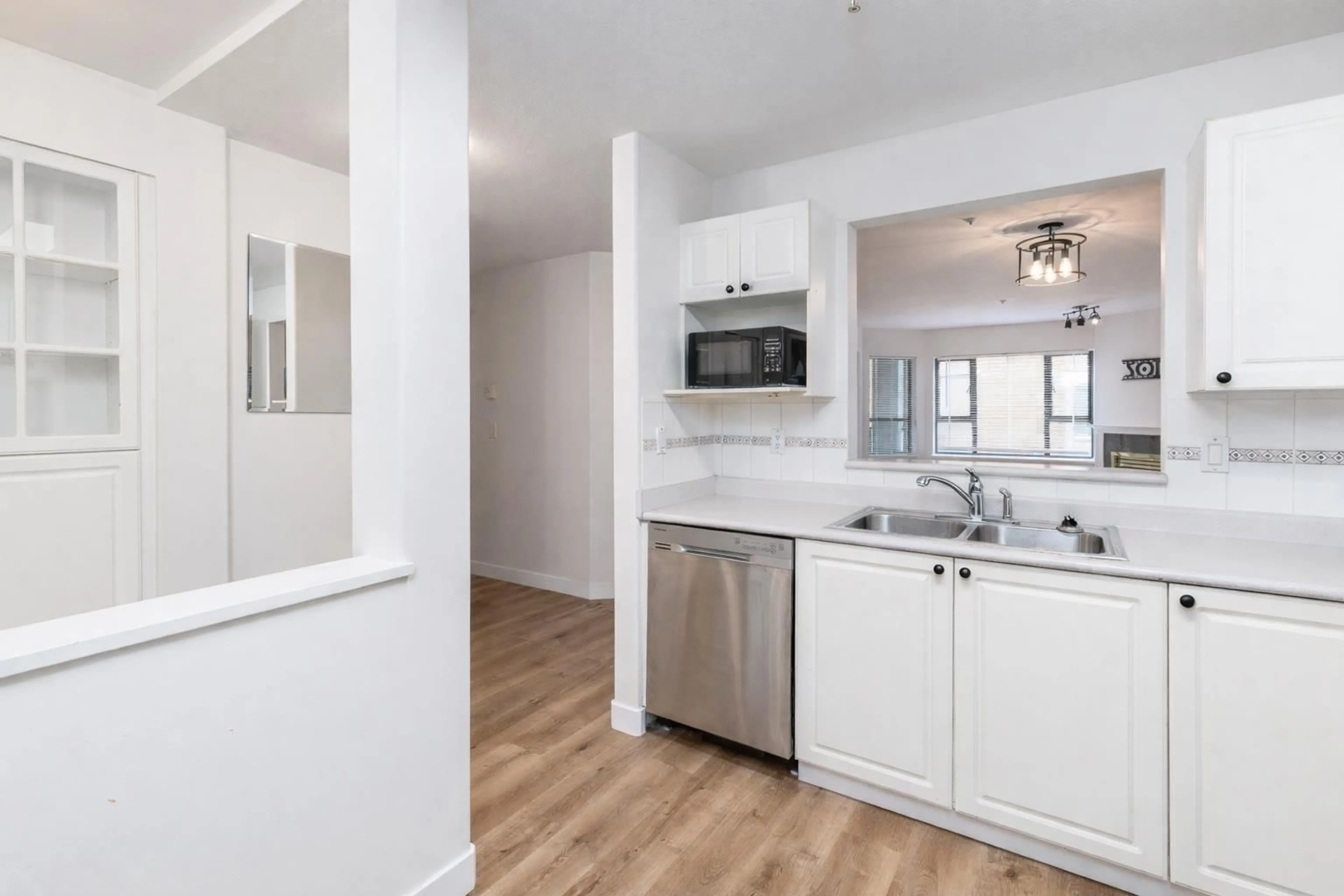 Standard kitchen, unknown for 201 - 15241 18 AVENUE, Surrey British Columbia V4A1W9