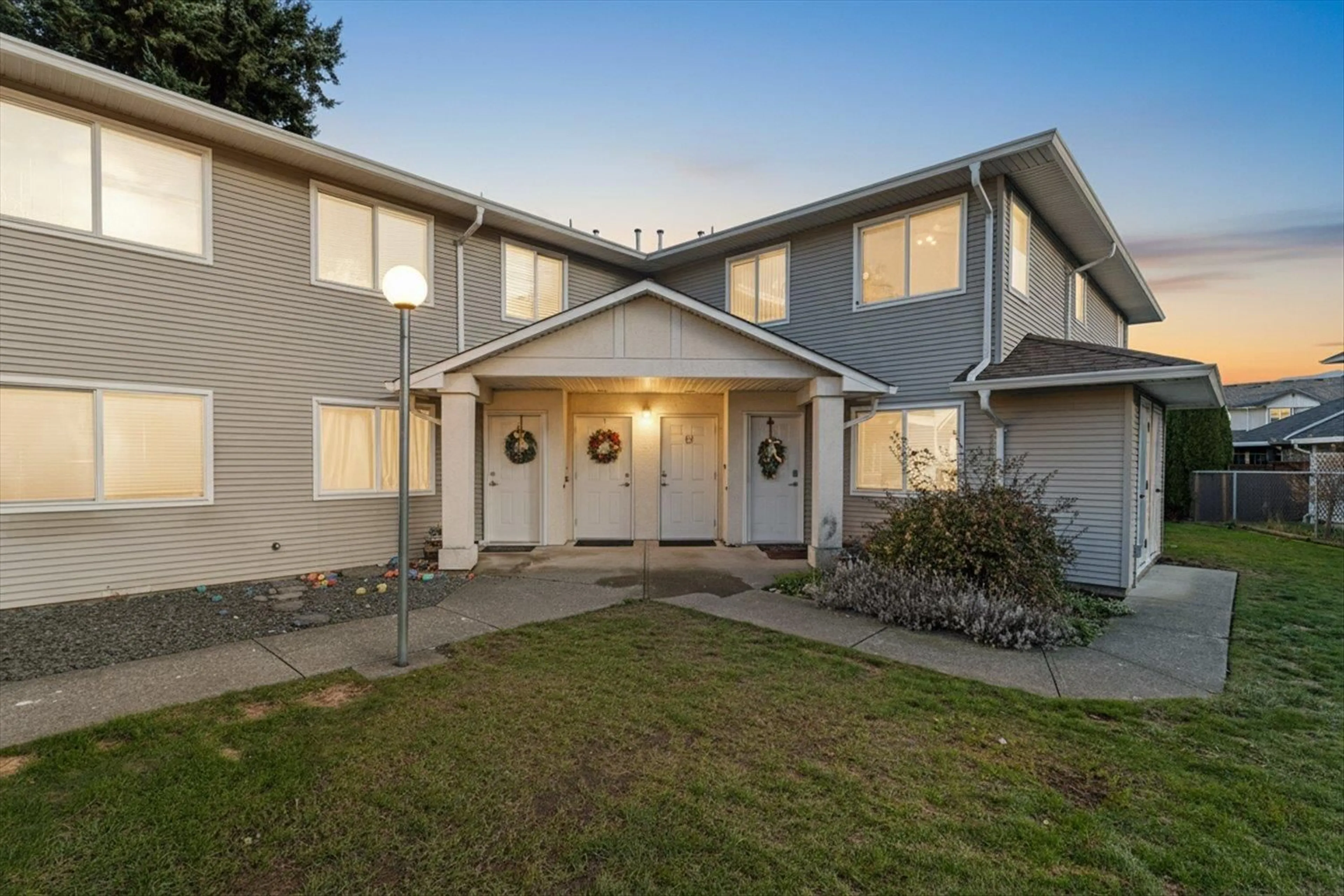 Home with vinyl exterior material, street for 10 - 6480 VEDDER ROAD, Chilliwack British Columbia V2R3Z1