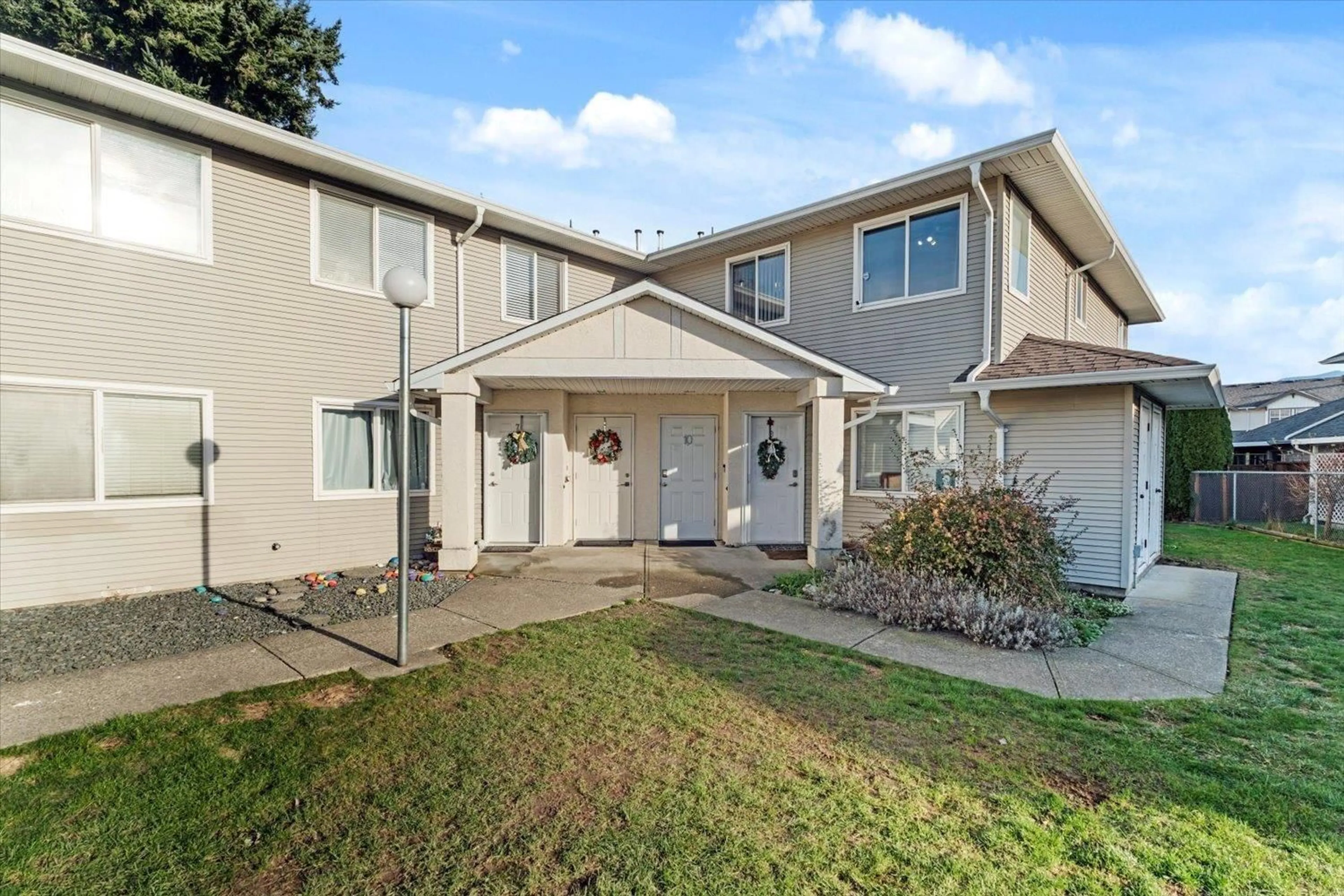 Home with vinyl exterior material, street for 10 - 6480 VEDDER ROAD, Chilliwack British Columbia V2R3Z1